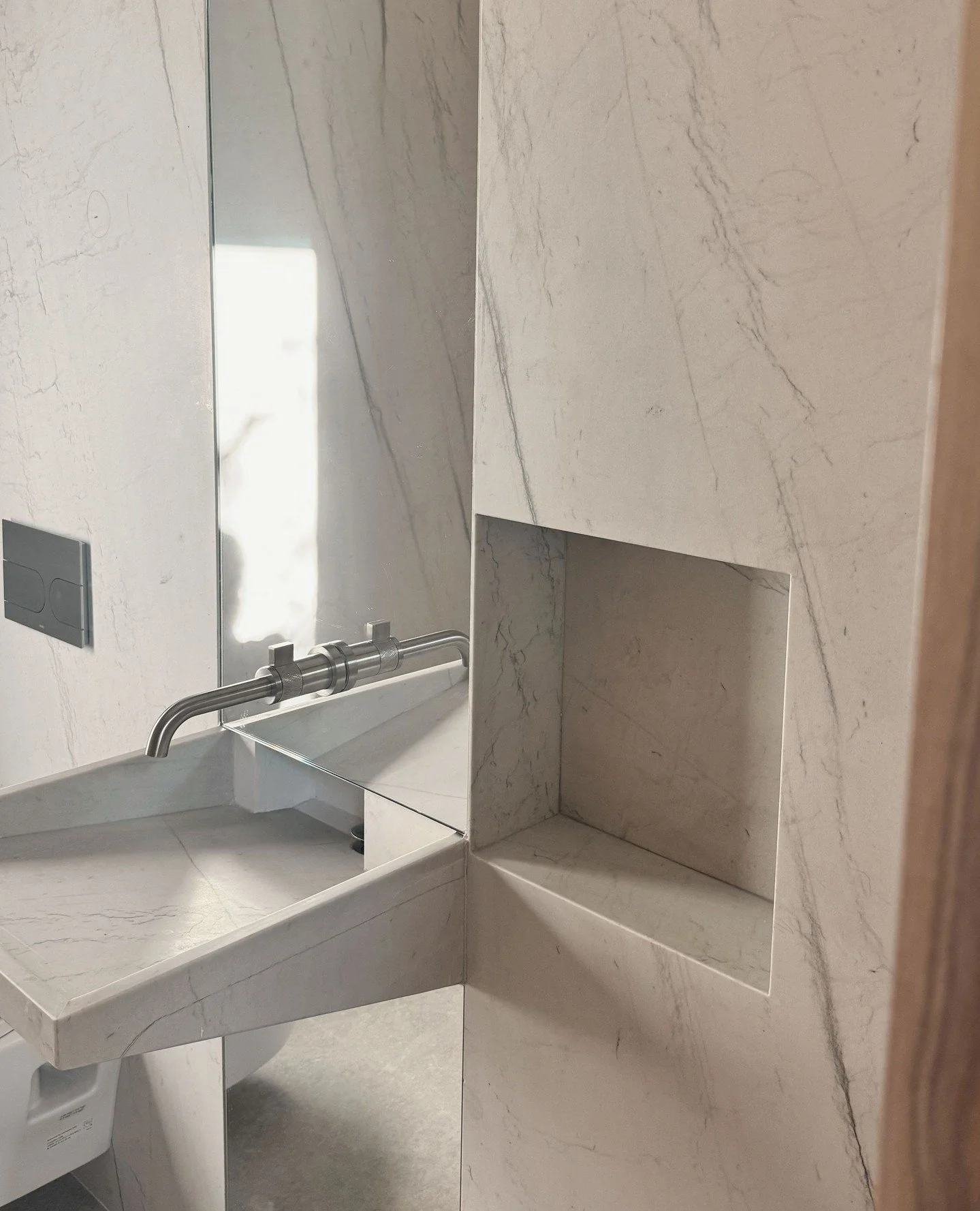 Where restraint becomes the true luxury.⁠
⁠
Carved stone, softened edges, and light doing the work&mdash;design reduced to what&rsquo;s essential, and nothing more.⁠
⁠
⁠
⁠
⁠
⁠
⁠
⁠
⁠
#KOStudios #QuietLuxury #DesertModern #PalmSpringsDesign #JoshuaTree