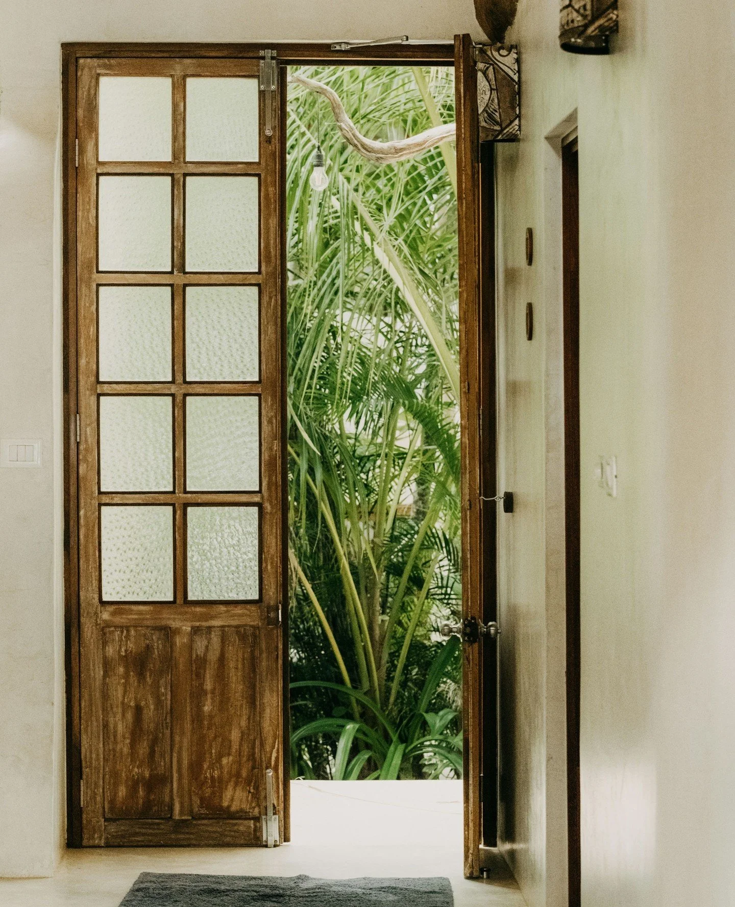Where the desert meets the tropics.⁠
⁠
An aesthetic shaped by time between Palm Springs, Joshua Tree, and Puerto Rico&mdash;warm woods, softened thresholds, and an ongoing conversation between indoors and out.⁠
⁠
Quiet. Intentional. Grounded in place