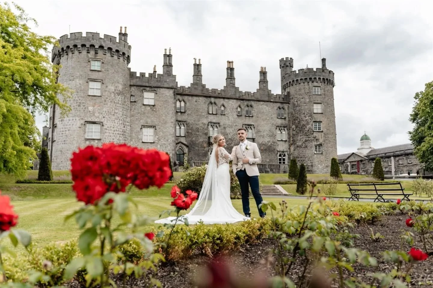 Who wouldn&rsquo;t want a castle backdrop for their wedding photos? 
Niamh &amp; Ciar&aacute;n at Kilkenny Castle 🤍