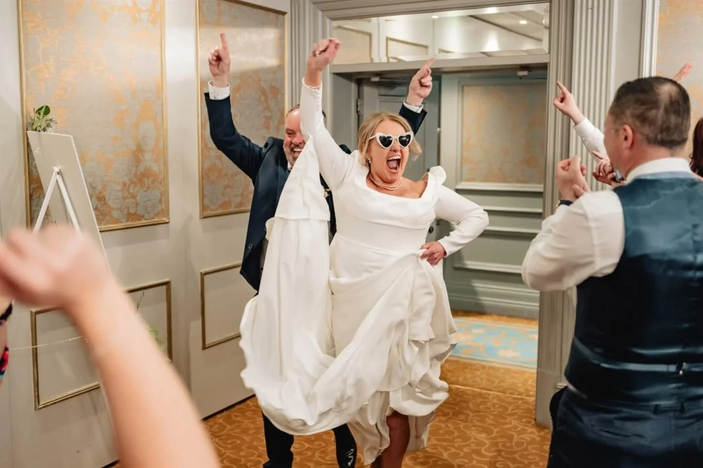 What an entrance 🎉 thats the kind of energy i love to see. Jacinta &amp; Peter @newparkhotelkilkenny what a day.