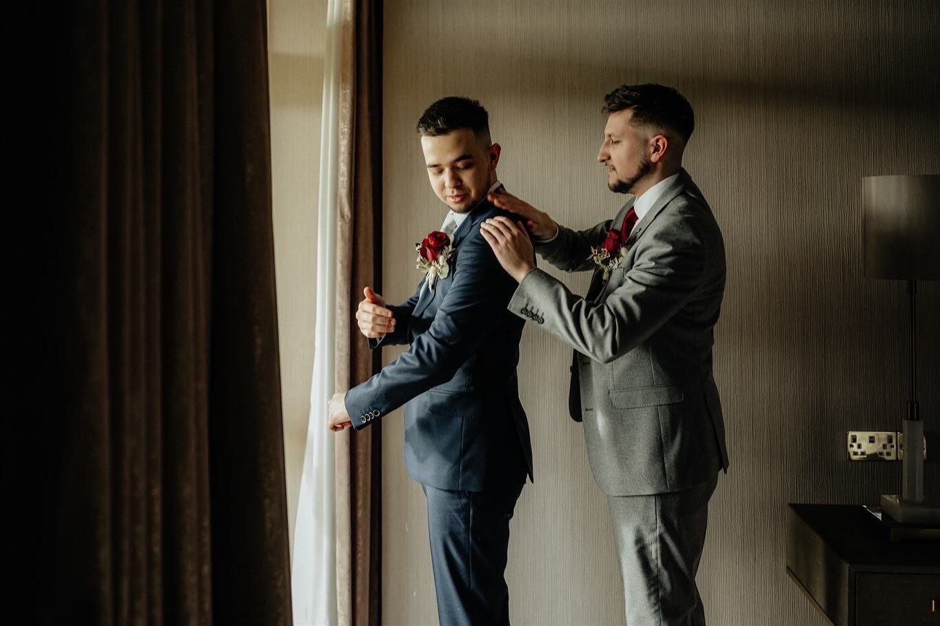 Capturing both vibes 📸
Groom prep versus bridal prep shots, in which team are you ? 🔥 

I just loveeee doing weddings at @the_heritage_hotel 🥰 dm me if you are getting married there !

All the best to the lovely C &amp; H 🫶🏼

📸 : @lisachonier 
