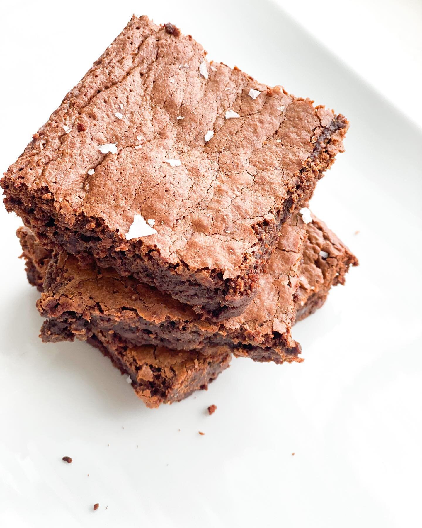Paleo Fudge Brownies⠀
⭐️⭐️⭐️⭐️⭐️⠀
⠀
These brownies are fudgy and rich with a crackly, crunchy top and chewy edges. To put it simply, they are P E R F E C T and you won&rsquo;t regret making them for yourself or someone you love. ⠀
⠀
I highly recommen