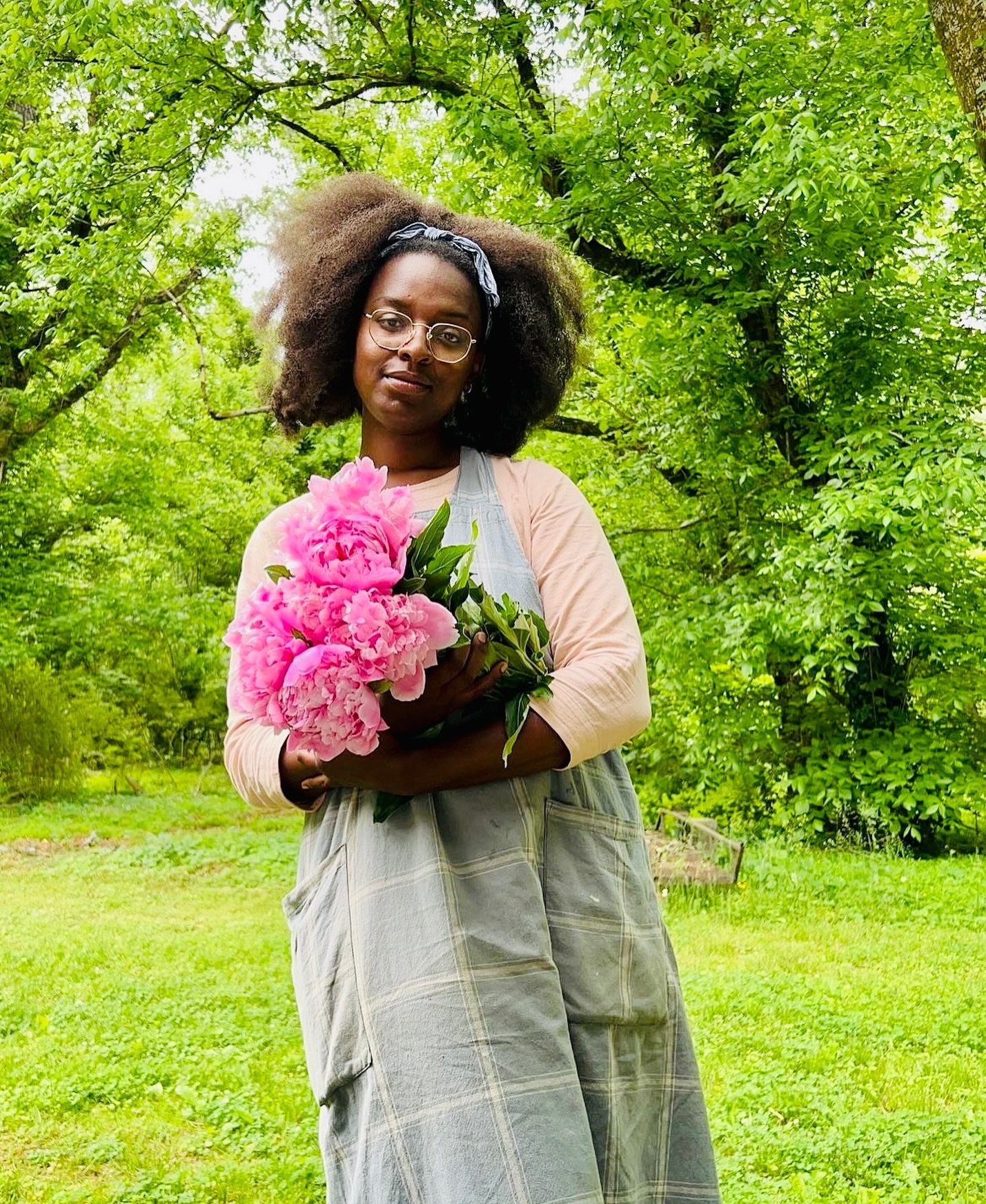 Meet Nailah Marie 👋🏾 Sis is a #BlackGirlFloristFarmer and a beautiful artist. Along with her love of farming flowers, she is a classically trained chef 👩🏾&zwj;🍳🥗

[Sis, let Nailah Marie know in the comments what other skills and talents you hav