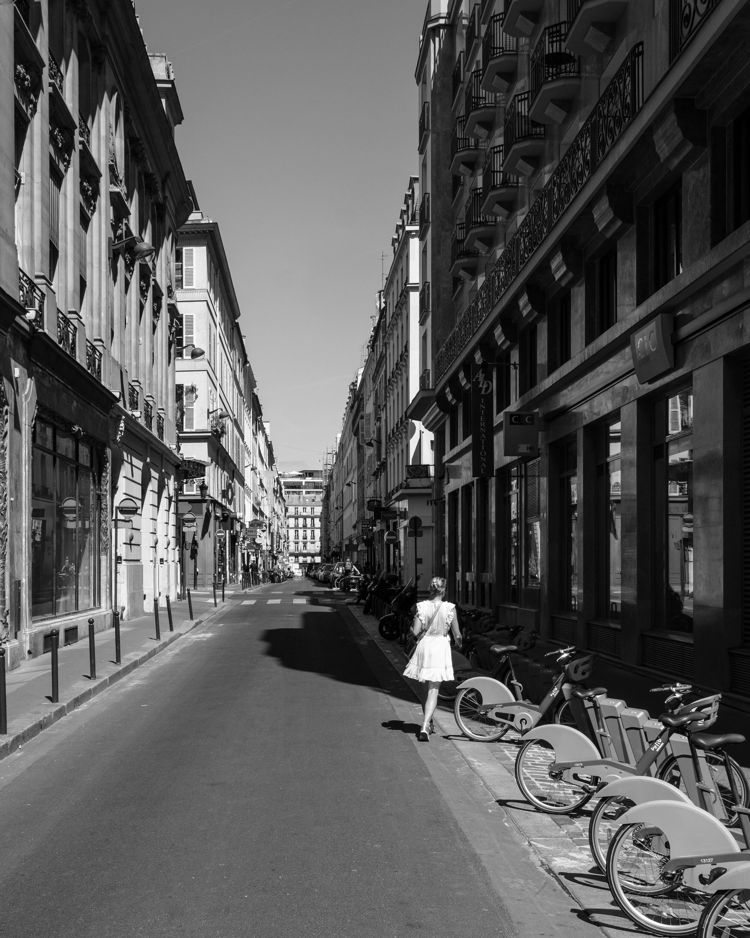 Lady in white, Paris