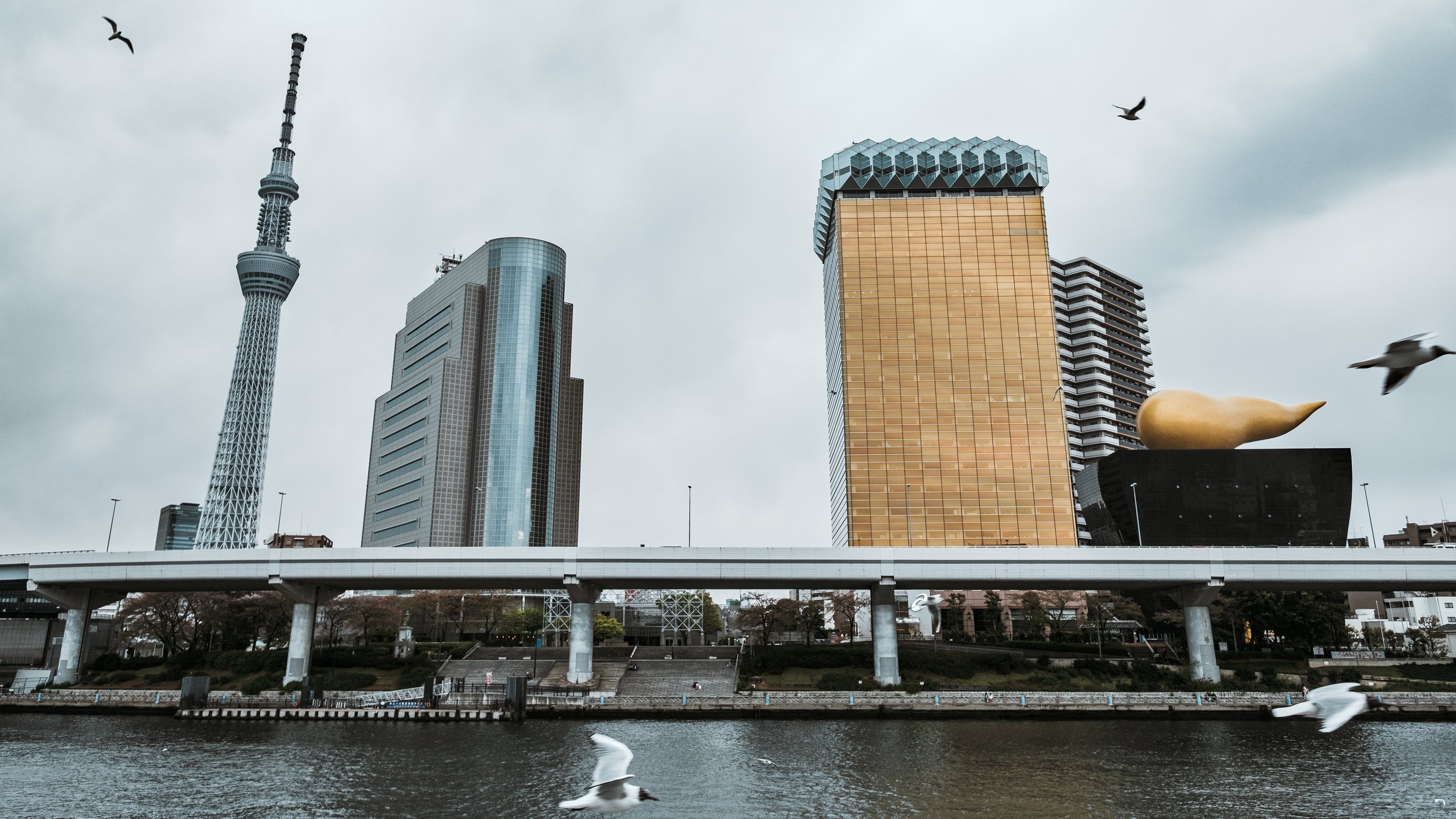 Asahi HQ, w/golden turd