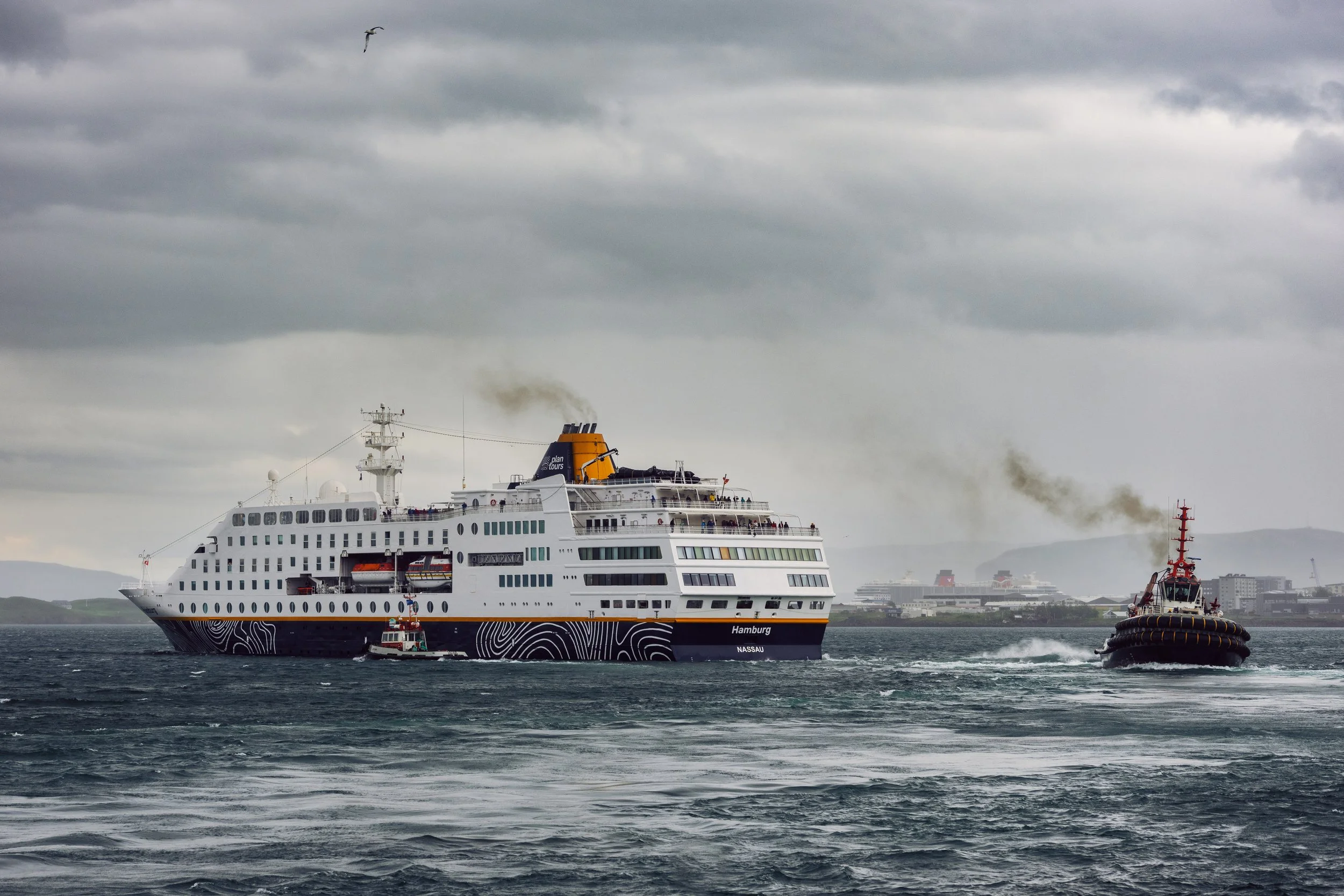 Hamburg, Leynir (pilot) and Magni (tug) @ Reykjavík