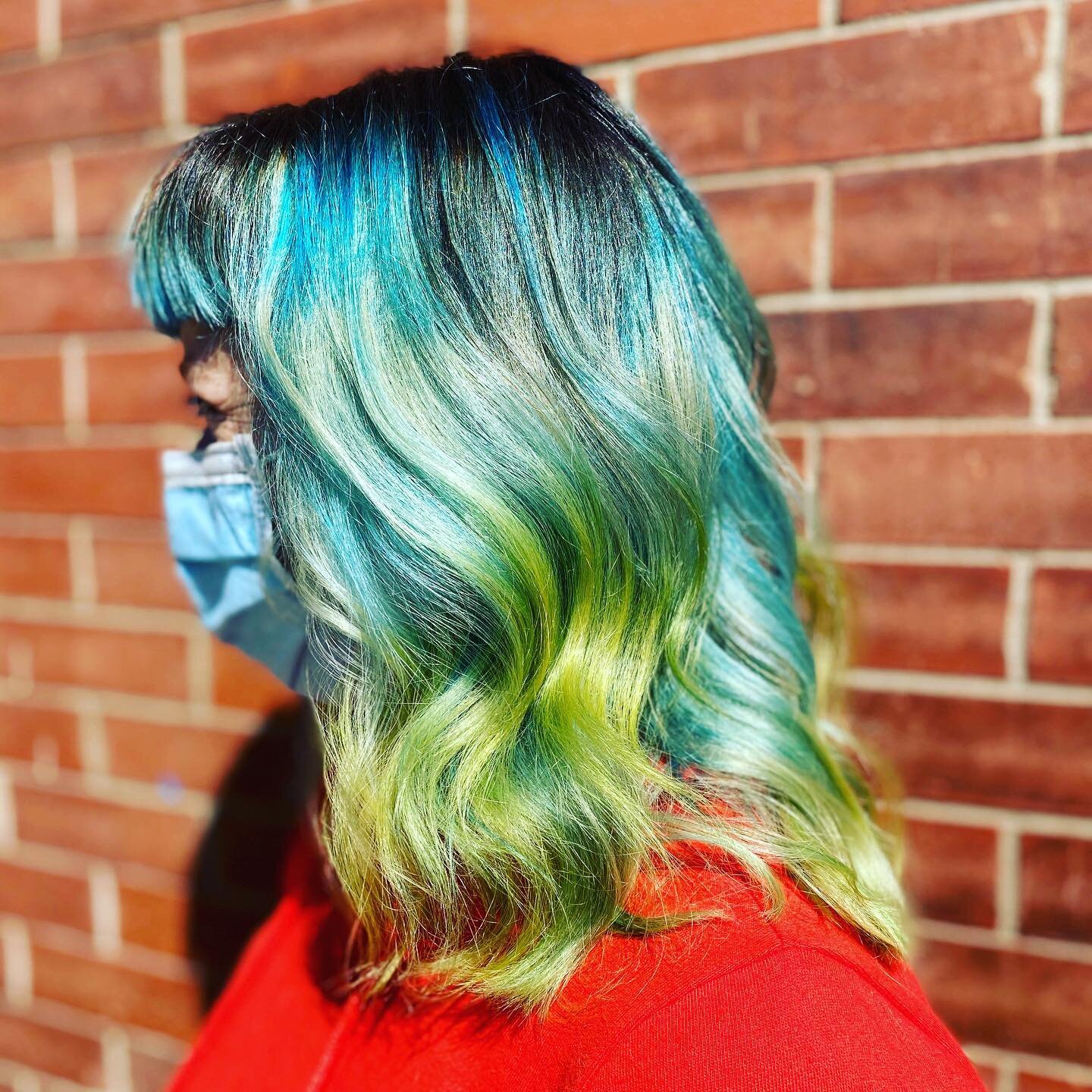 A sunny, reflective color melt that we 💙💚💛🤍 #bookdiana #luckylushairparlourforall