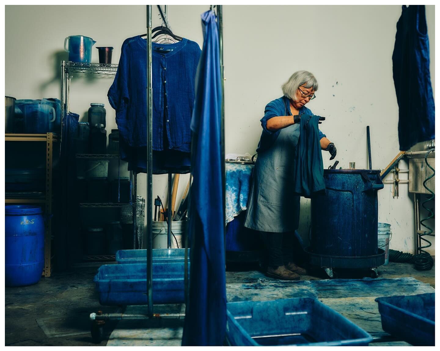 Kathy Hattori, founder of @botanicalcolors, mid-process of an indigo collection for @eileenfisherrenew. 

Kathy has become an authority in the natural dye world, pushing the textile industry towards safe alternatives to petrochemical based synthetic 