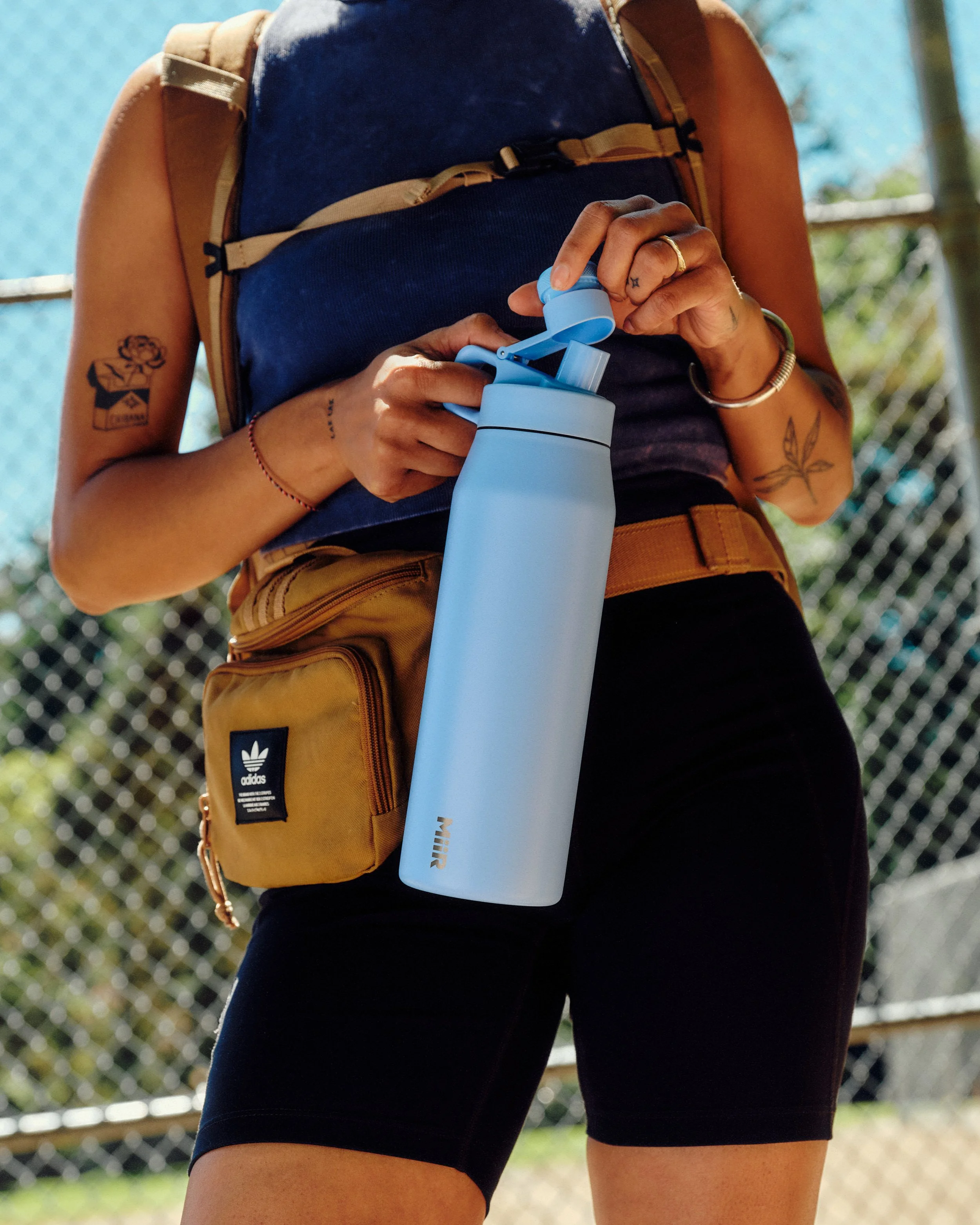 Chug_Lid_Bottle_Altitude_Blue_Lifestyle_Ben_Lindbloom_250612_0 2.jpg