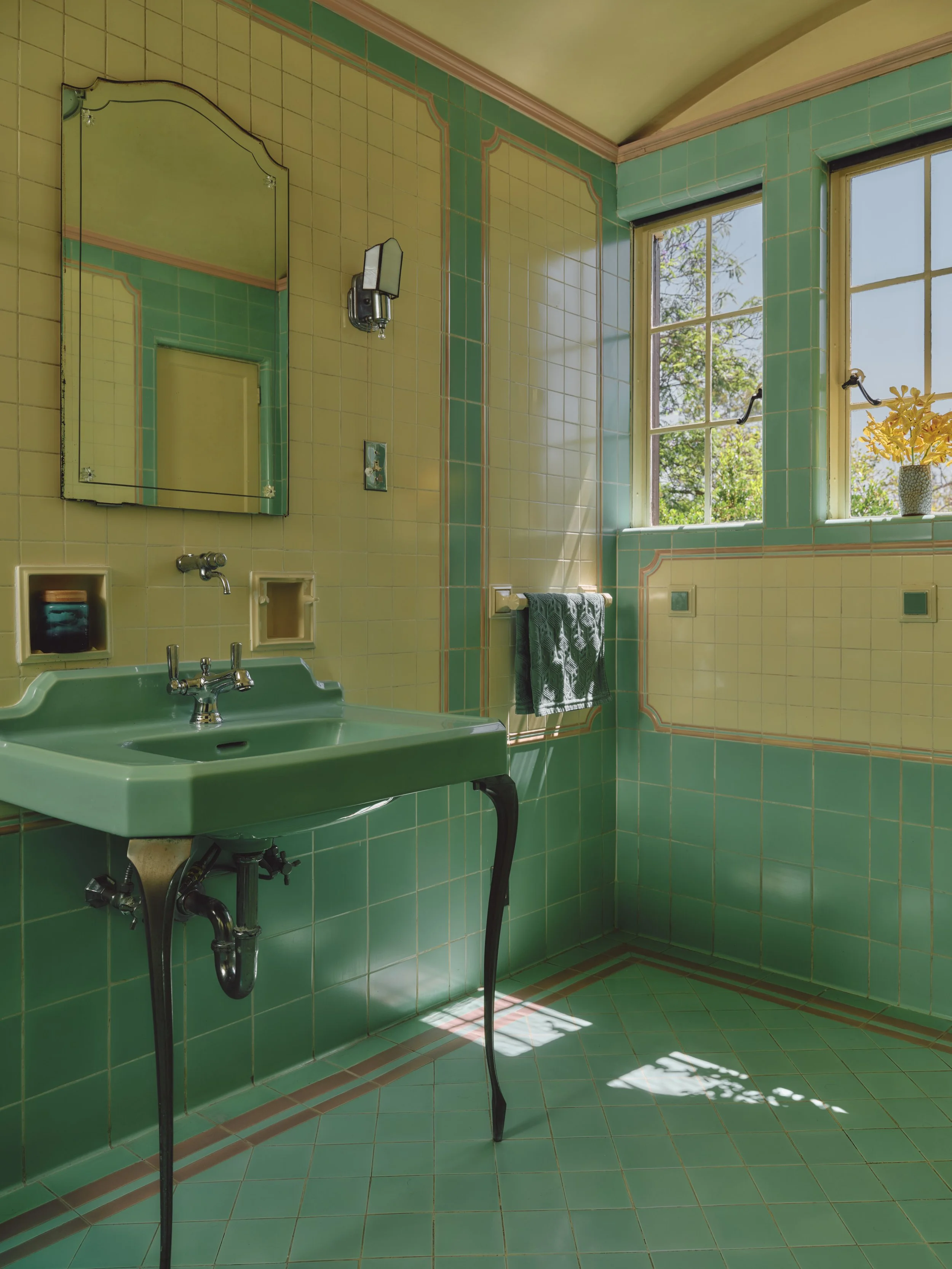 Lindbloom_TMAG_PrimaryBath_Space_DSF5845.jpg