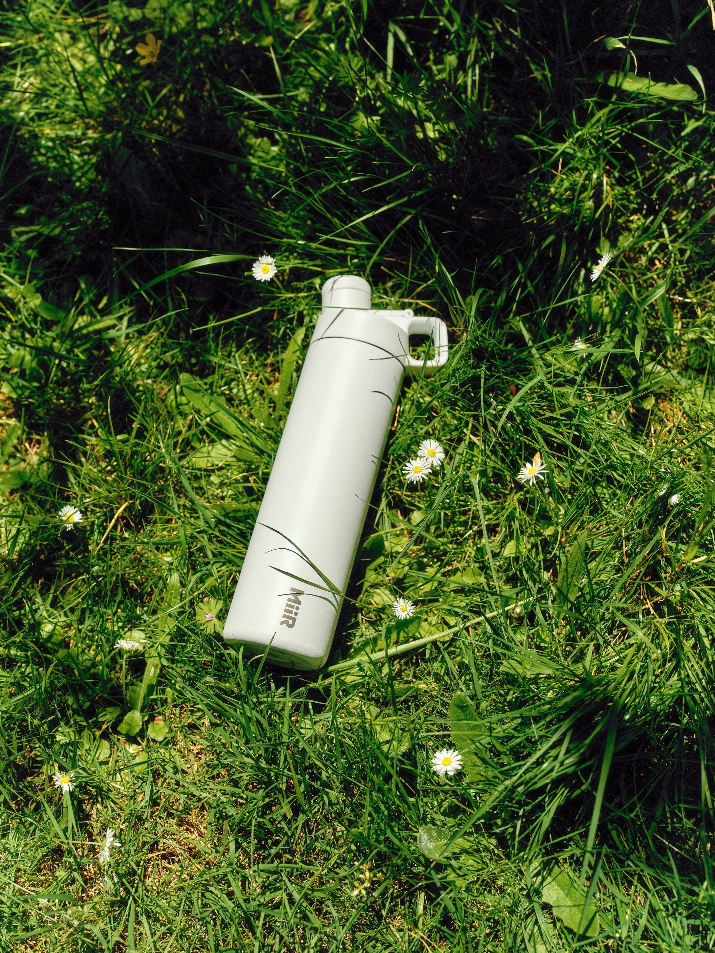 Chug_Lid_Bottle_White_Lifestyle_Ben_Lindbloom_250612_0.jpg