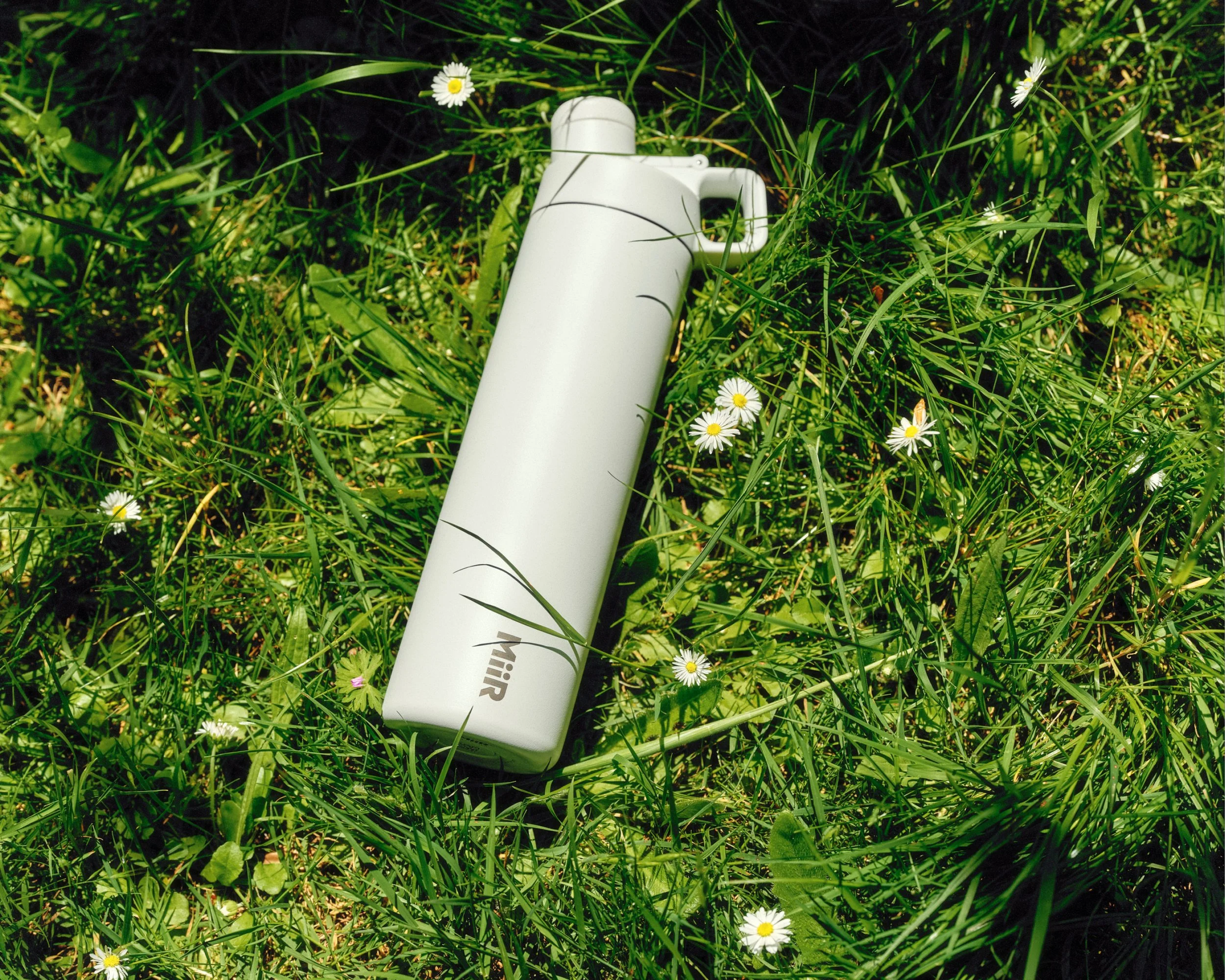 Chug_Lid_Bottle_White_Lifestyle_Ben_Lindbloom_250612_0 1.jpg