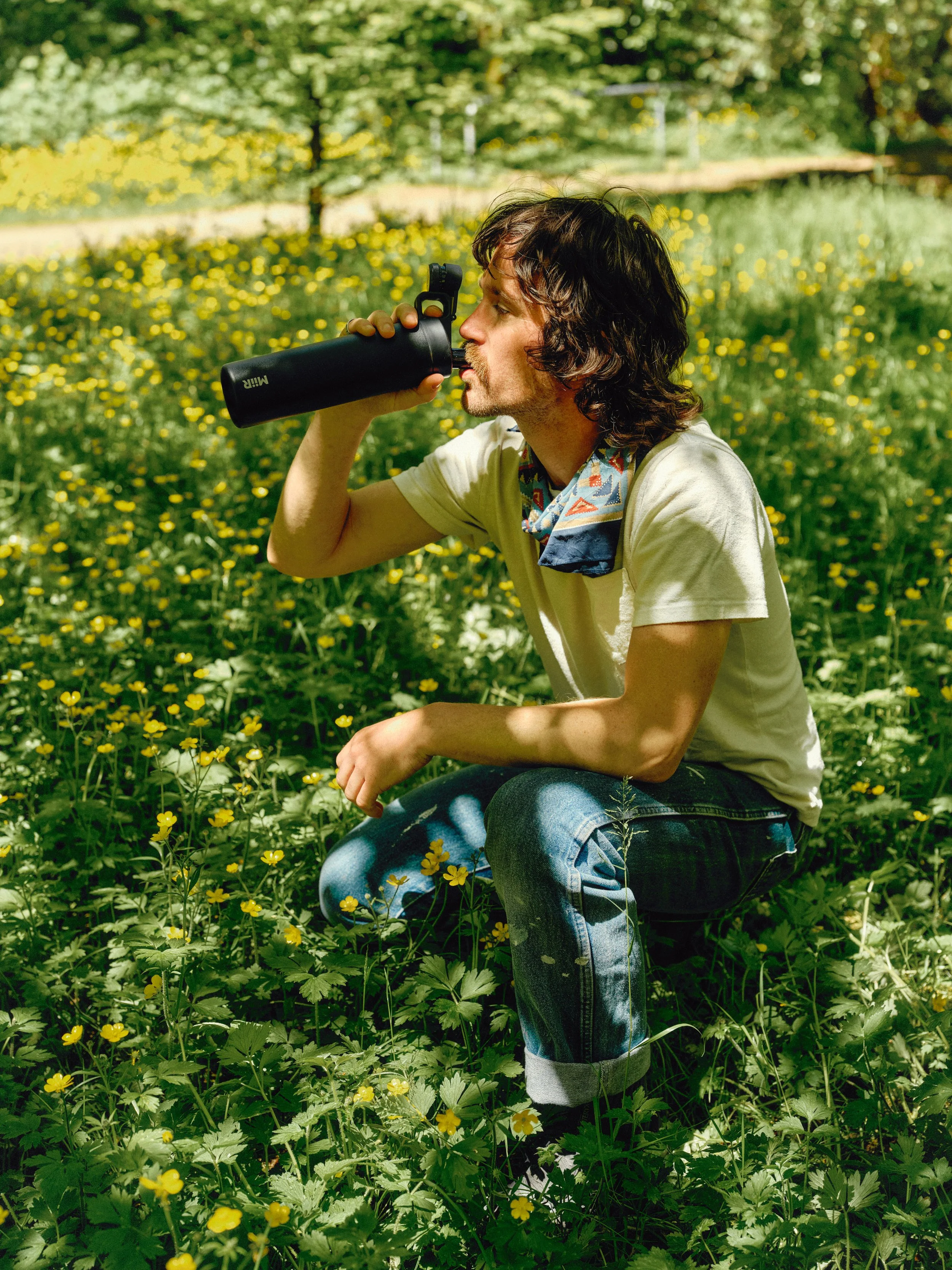 Chug_Lid_Bottle_Black_Lifestyle_Ben_Lindbloom_250612_0 1.jpg