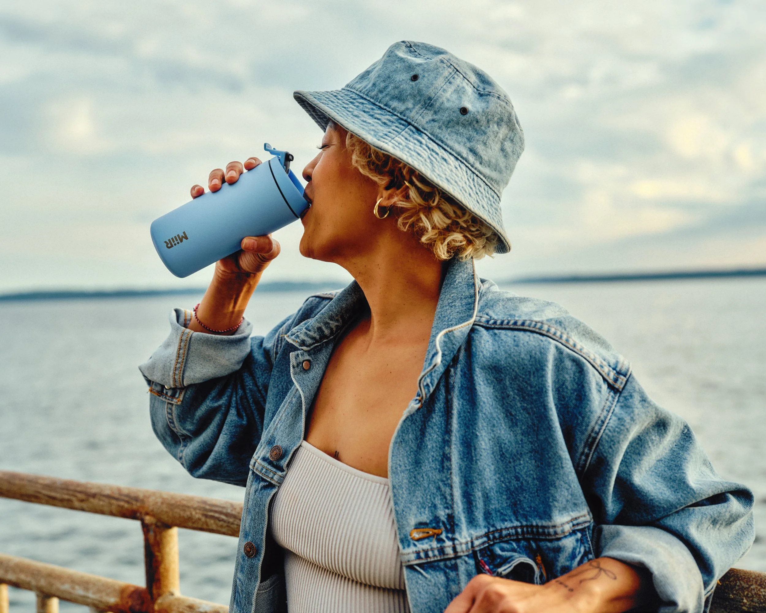 Flip_Traveler_Altitude_Blue_Lifestyle_Ben_Lindbloom_250612_0 1.jpg