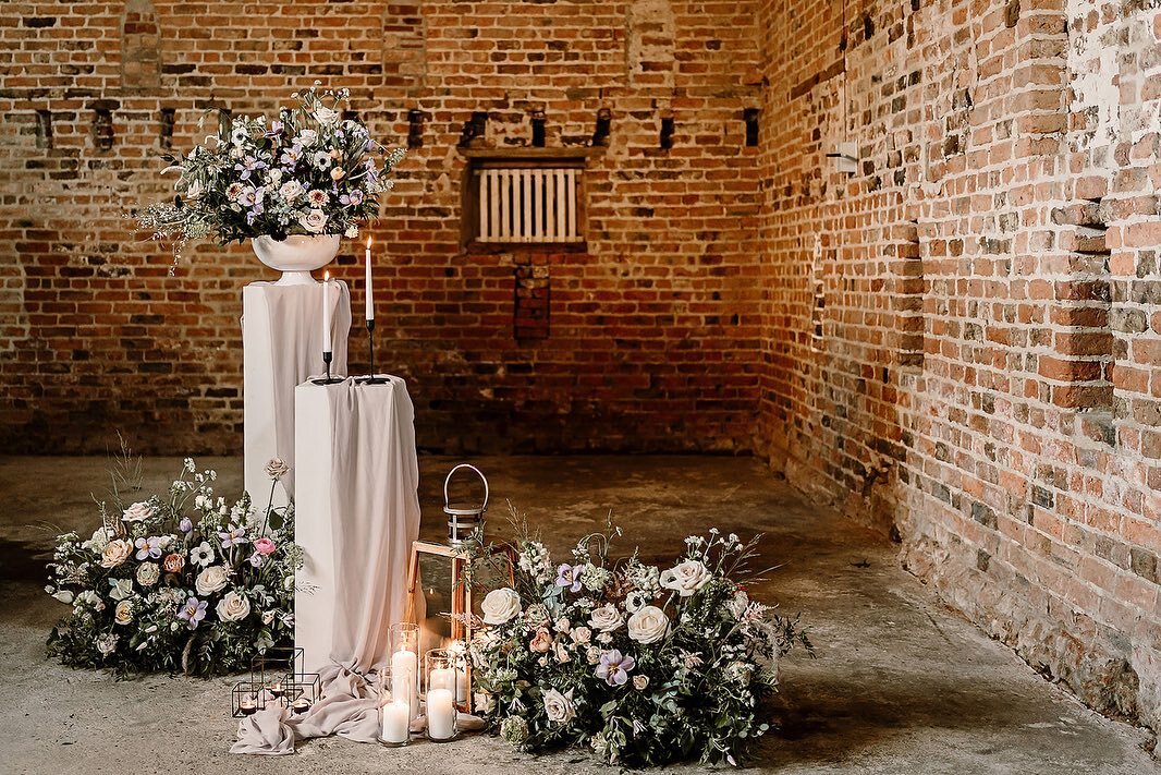 Super dreamy, romantic vibes from this shoot. 🤍 Our new plinths are a fab alternative to a ceremony frame. Dress them with beautiful blooms by @walterandblossom, greenery, candles or fabric. We absolutely love this elegant look created with a super 