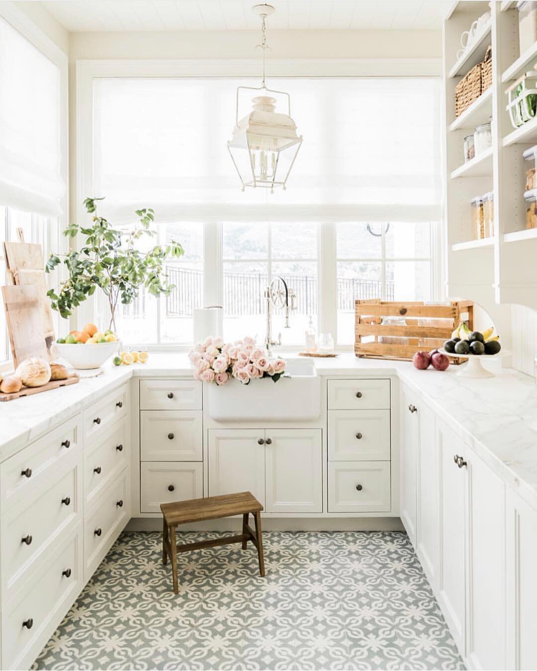 Love this bright white shaker! Kitchen inspo of the day!