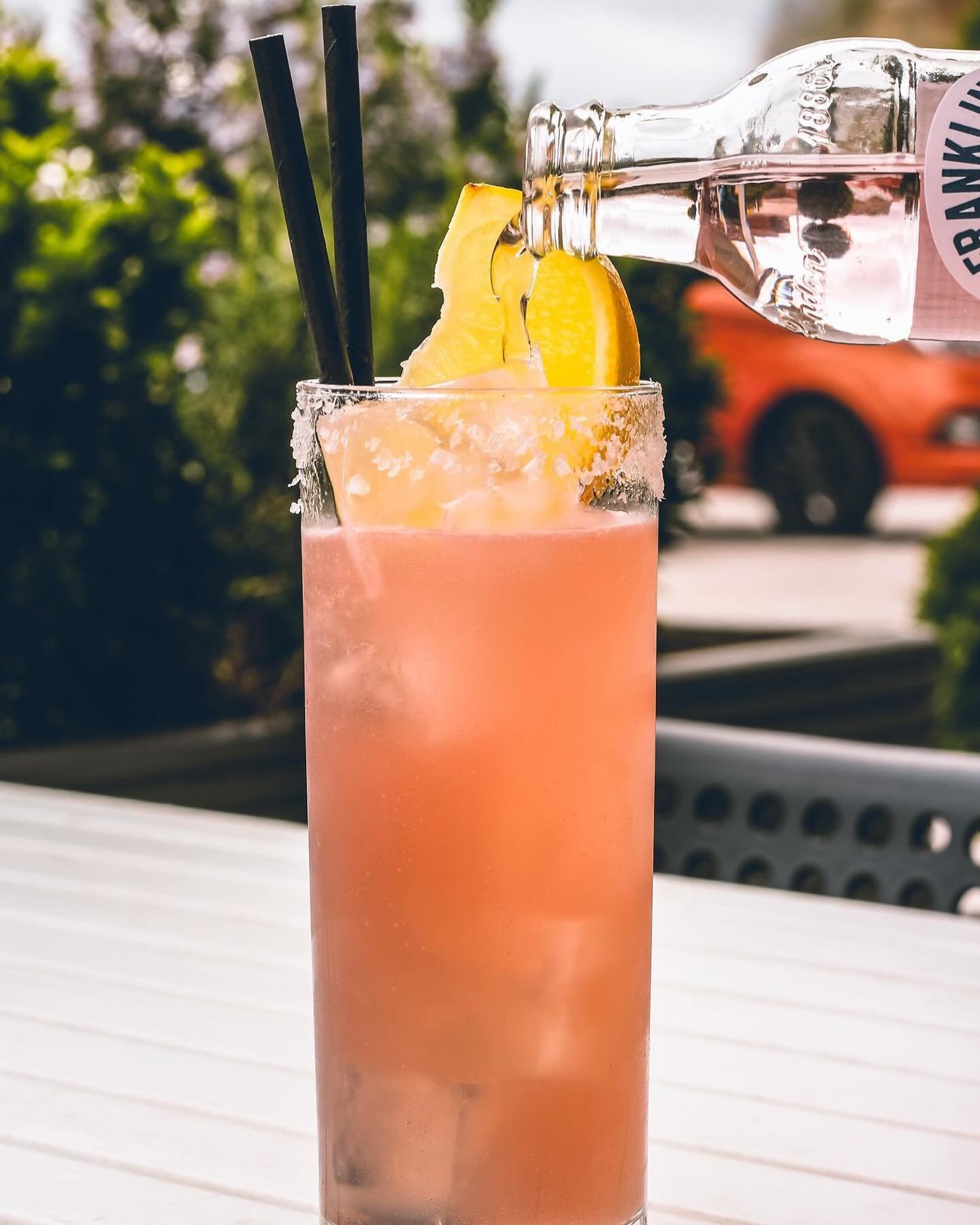 ☀️Rose Paloma ☀️
100% Blue Agave Tequila, rosemary infused grapefruit, lime juice, aromatic bitters and rose lemonade.