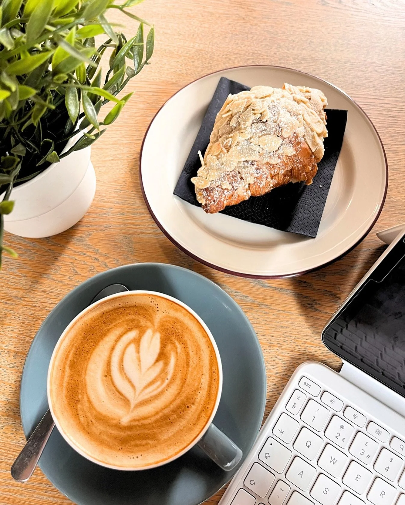 Who doesn&rsquo;t love a freshly brewed coffee to start their day off?☕

Our premium coffee blends are hand-sourced for your enjoyment. We know the power of good coffee and are dedicated to serving you just that.

And why not try a sweet treat from o