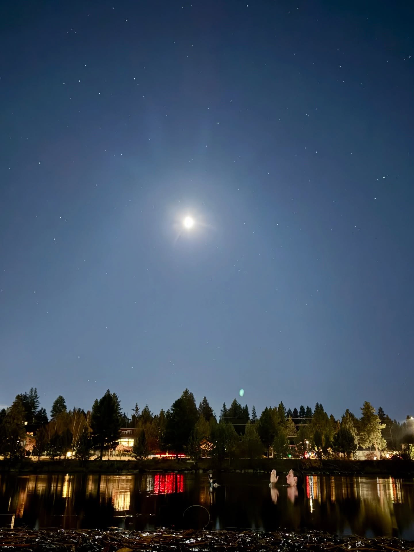 Love these photos of one of our members @rrachelmurphyy 🫶🏼 taken by our very own @nostalgicwoods 🥰 - a solo soak in the Deschutes under the Central Oregon starry night 🌌. There is a certain magic and undeniable beauty in stripping down the preten