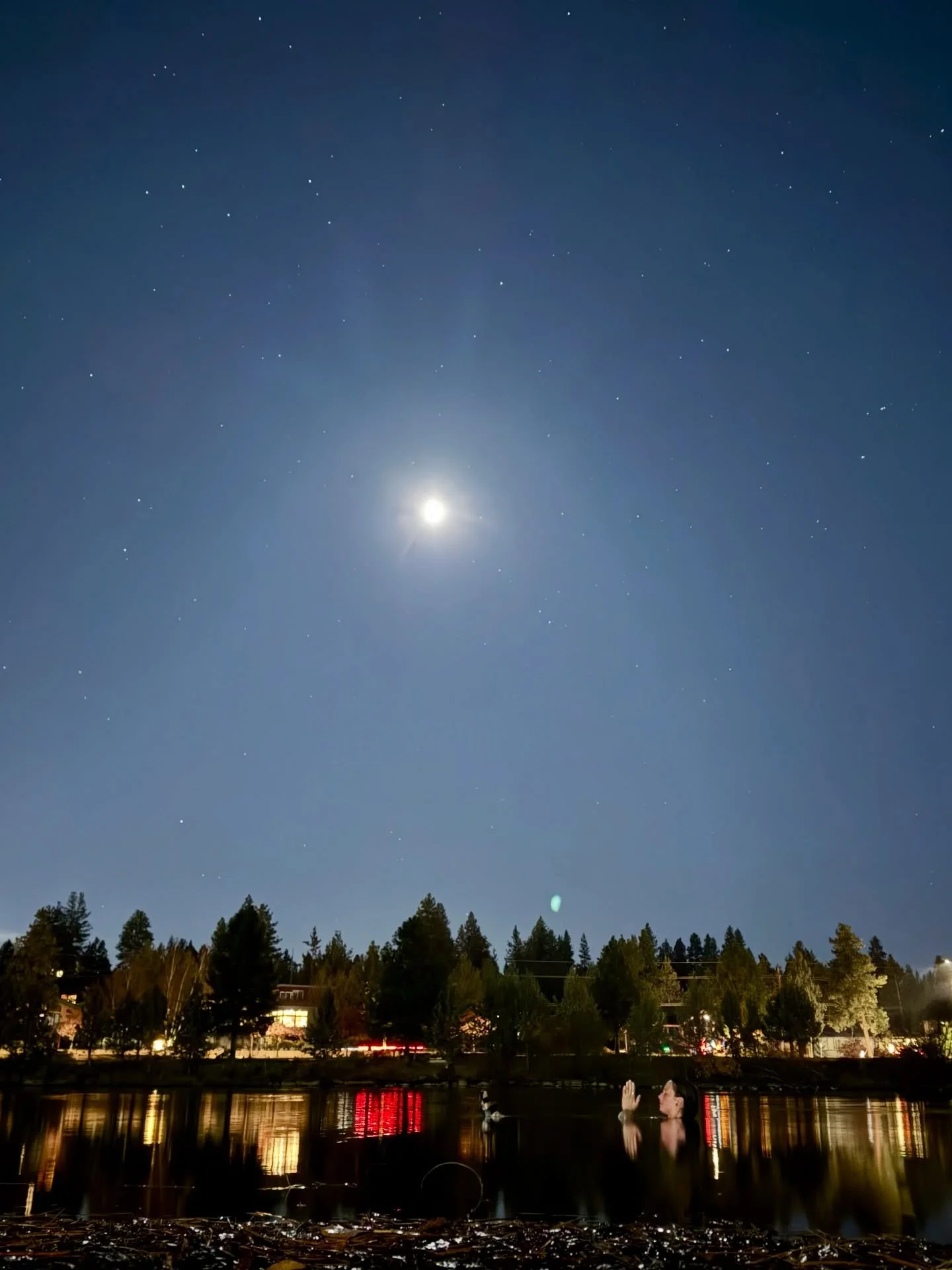Love these photos of one of our members @rrachelmurphyy 🫶🏼 taken by our very own @nostalgicwoods 🥰 - a solo soak in the Deschutes under the Central Oregon starry night 🌌. There is a certain magic and undeniable beauty in stripping down the preten