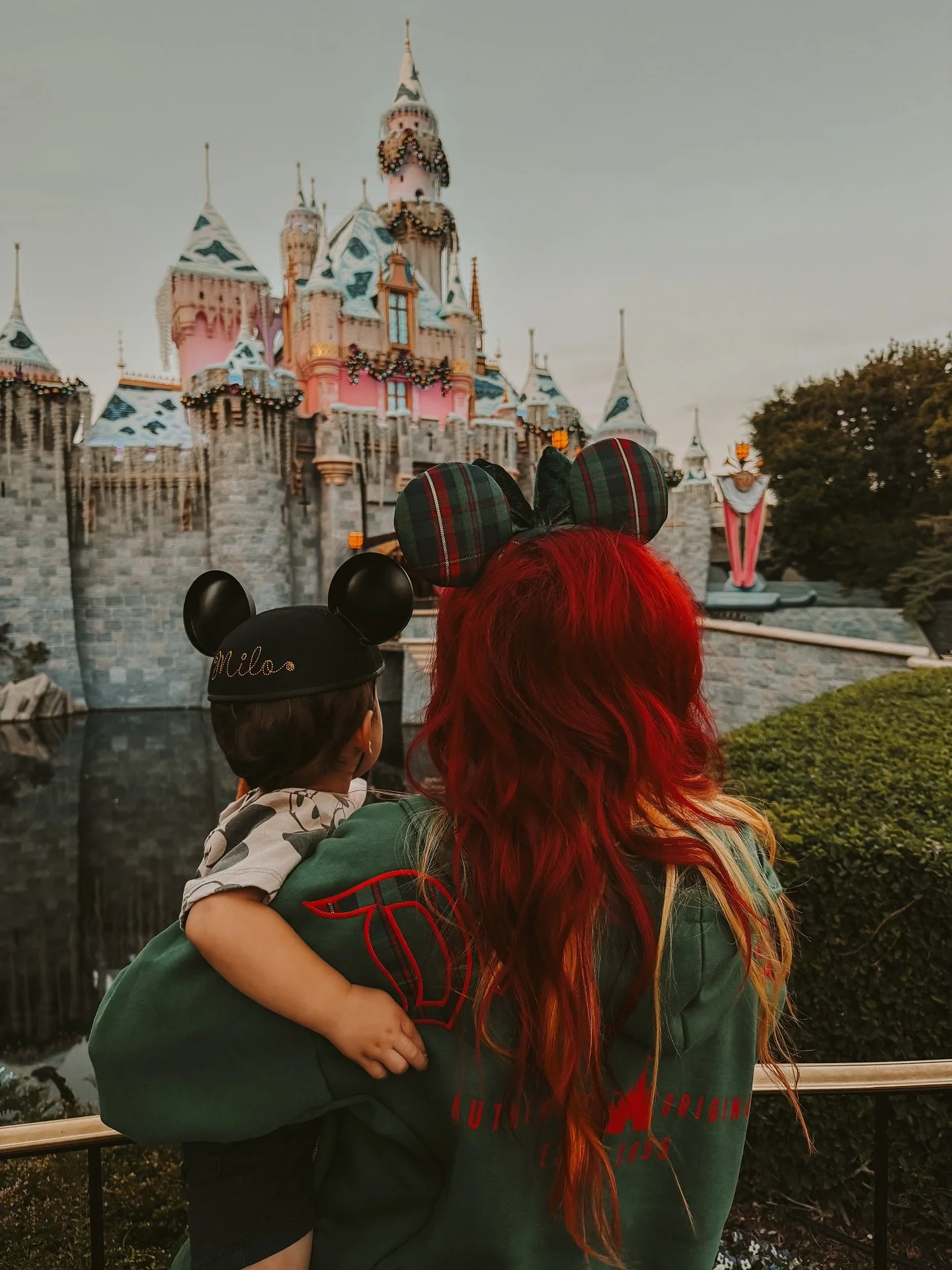 Yesterday we passed the magic of Disneyland to the next generation. 🏰 When I bought my nephew his first Mickey the main goal was for him to recognize him in this moment at Disneyland. Goal achieved, Mickey was the only character he was excited to se