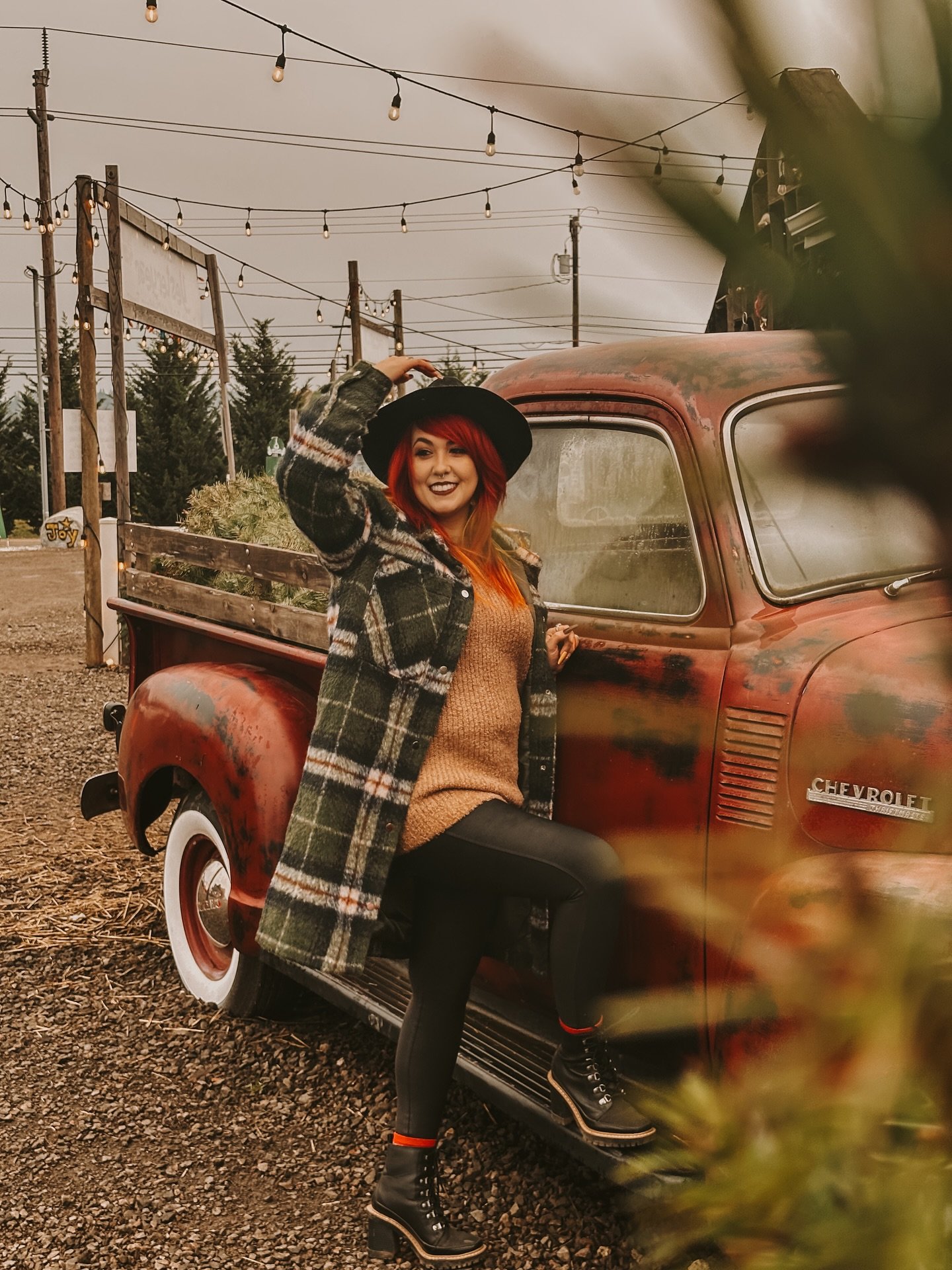 The holidays are here! 🎄🎄 I love all the &lsquo;ber months the same honestly. They all have their own sort of magic. November is full of warm twinkle lights and cozy nights. What&rsquo;s your favorite thing about the holidays? 

First photo by: @wa