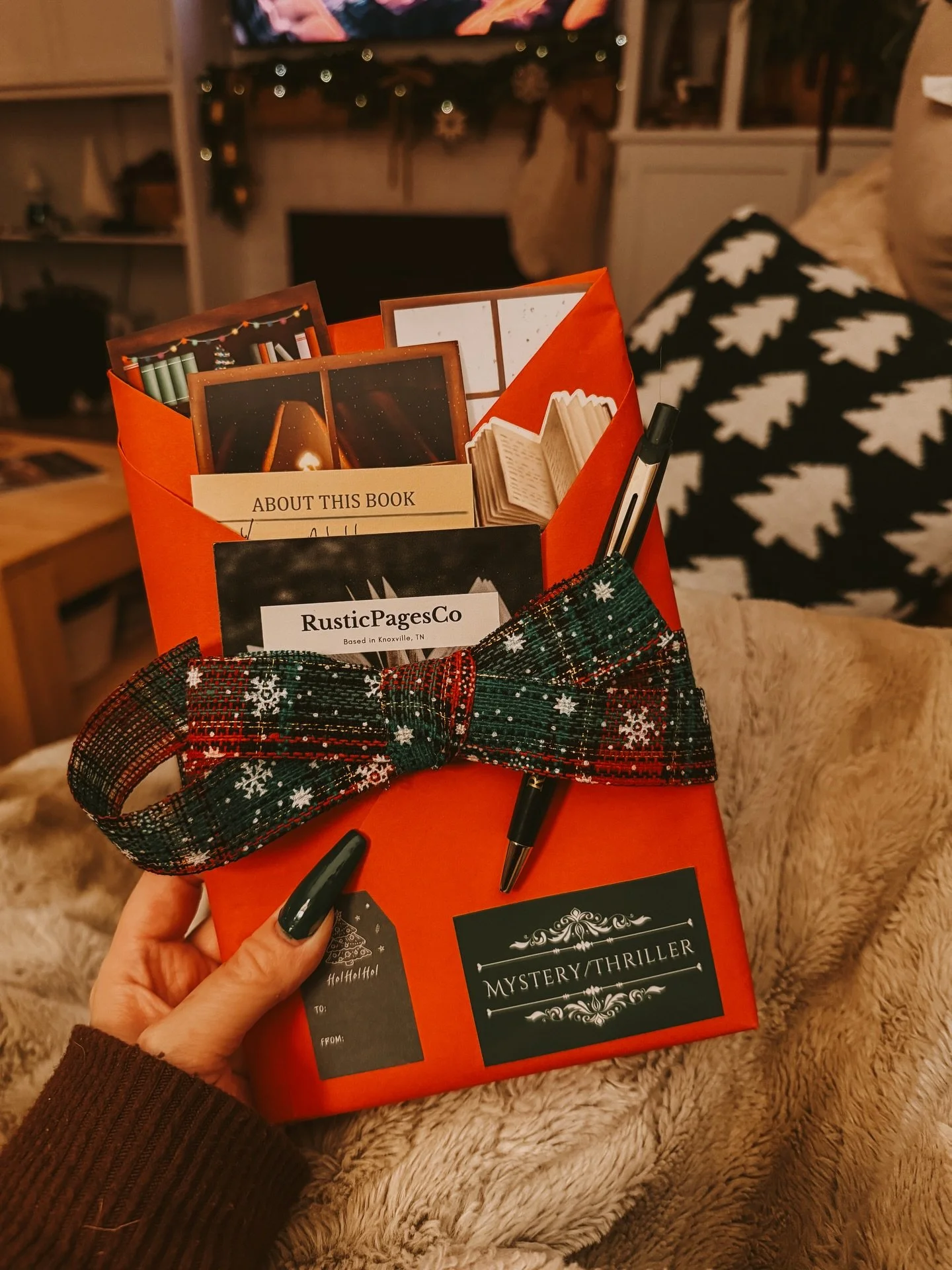 I love a good Blind Date With a Book, and this one from @rusticpages is truly the perfect holiday gift 🎄 A friend brought one to a white elephant party last year and it was an instant hit.

Whether you&rsquo;re shopping for a reader on your list or 