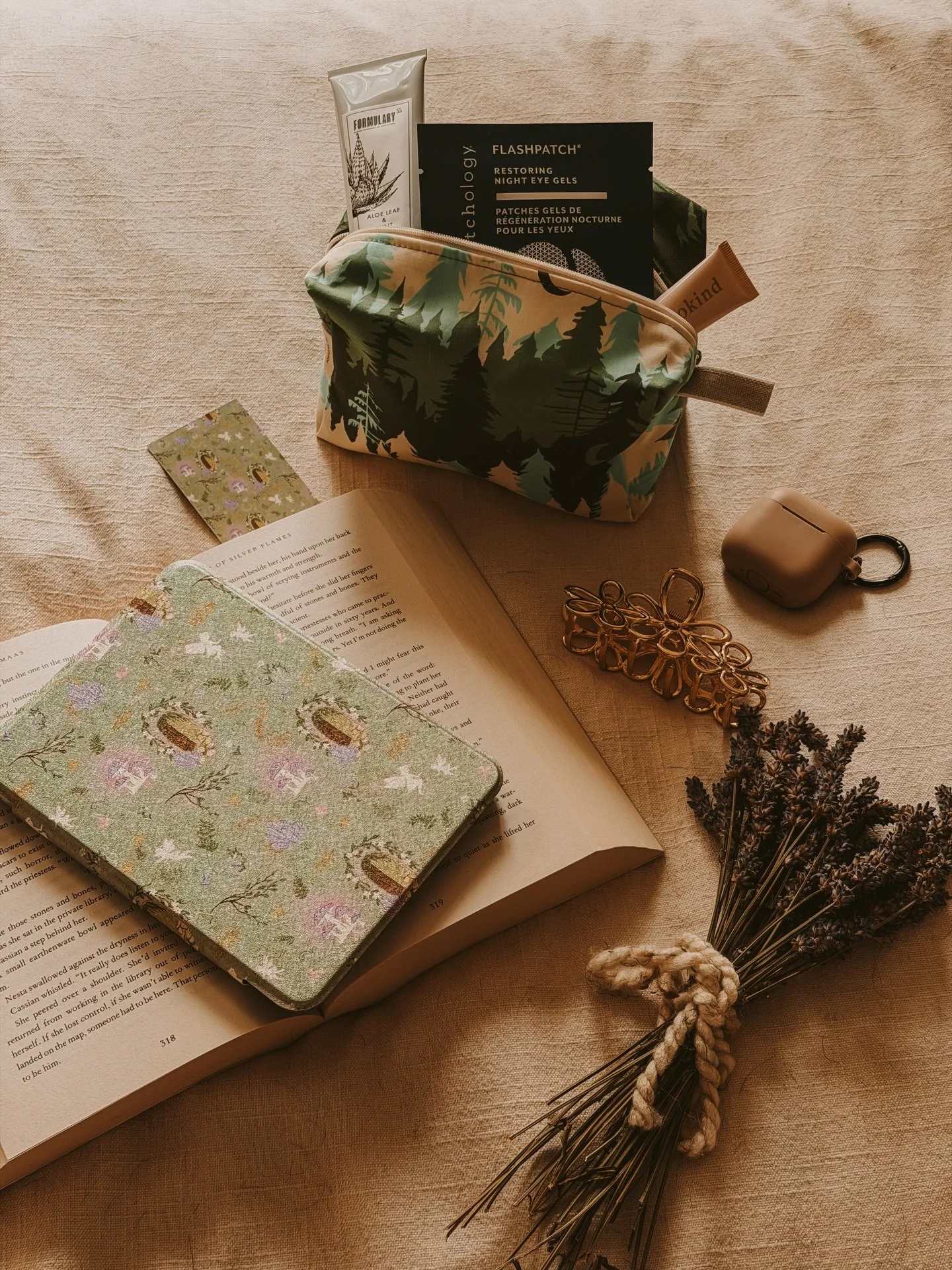 Obsessed with this romantsy kindle case from @fureverbooked ! It&rsquo;s perfect for Spring and all of us getting back into our romantsy era with the ACOTAR announcement. 

The real question is, have you started your reread yet?
You can use cozy10 at