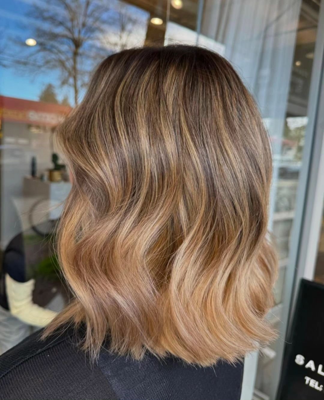 Honey Blonde Balayage by @saltenhoney 

.
.
.

#honeyblonde #honeyblondebalayage #blondebalayage #highlighthair #highlights #balayage #balayagehighlights #balayageartists #hairwaves #hairtransformation #warmblonde #vancouverhair #vancouversalons #hai