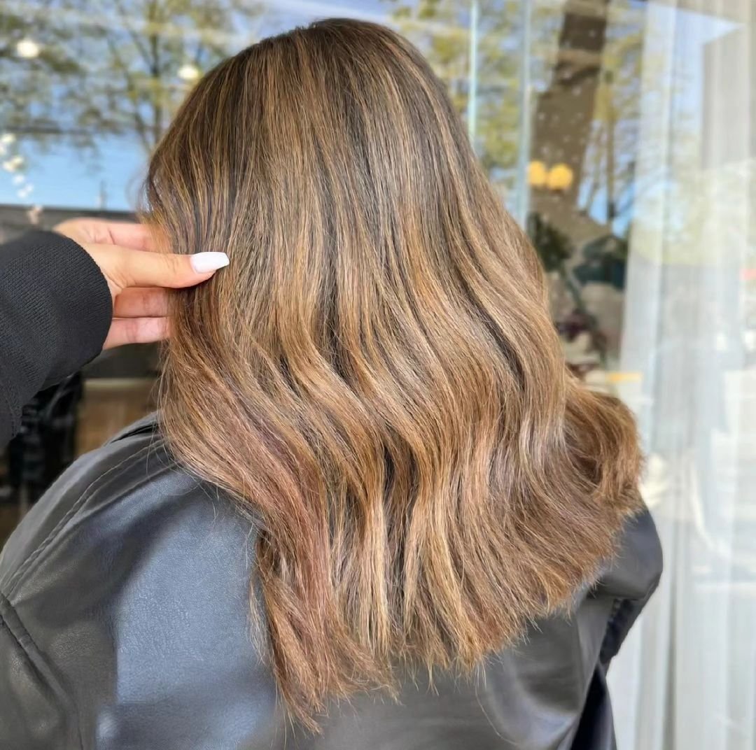 Bronde Highlights by @hairbycvss 

.
.
.

#bronde #brondehighlights #highlighthair #highlights #brunette #balayagehighlights #brondebalayage #balayageartists #balayage #hairwaves  #shortwavyhair #vancouverhair #vancouversalons #hairstylist #hairstudi