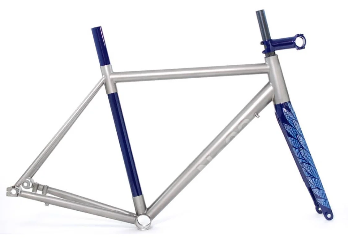 The creative brief for this commission was a paintable design that would express
the client’s Australian heritage combined with his love of falcons while keeping the
bicycle’s handcrafted titanium on view. The winning design brings together wings
wit