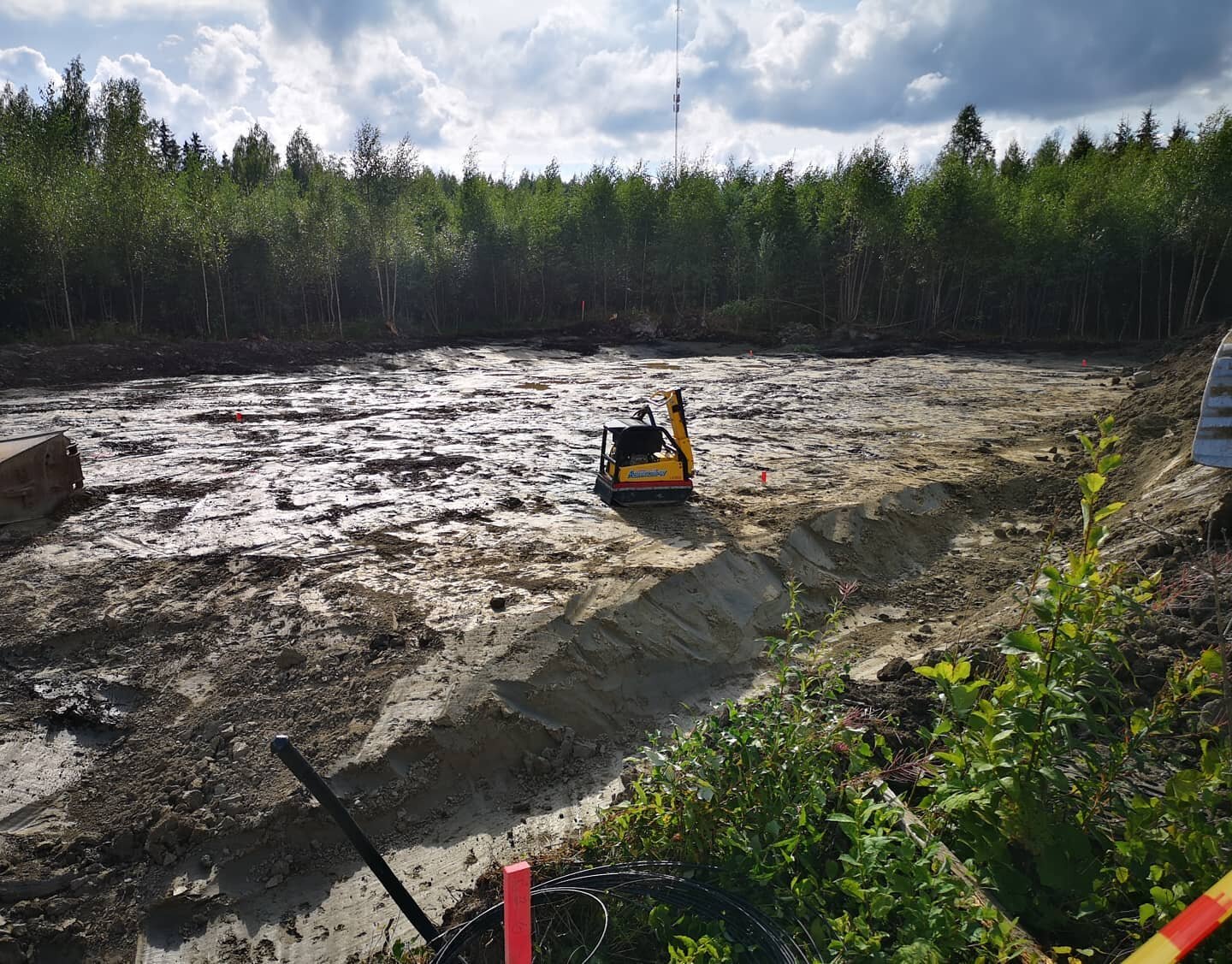 Pohjankaivuu k&auml;ynniss&auml;.
T&auml;h&auml;n nousee paritalo joka on r&auml;&auml;t&auml;l&ouml;ity yhteisty&ouml;ss&auml; asiakkaiden kanssa.
Seuraava kohde alkaa ensi kev&auml;&auml;n&auml; jonka suunnitteluun voit juuri sin&auml; p&auml;&auml