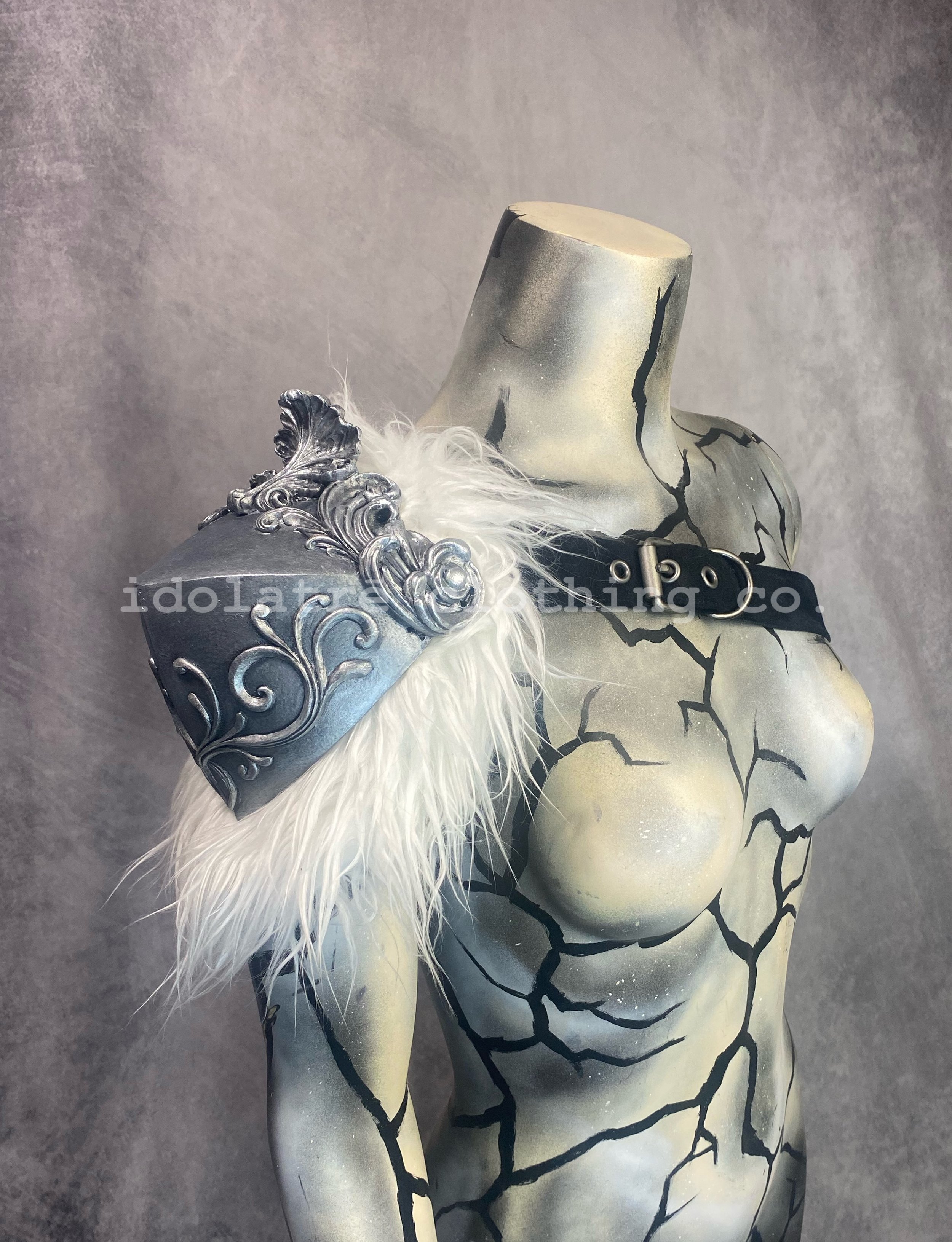 Rococo Filigree Fur Lined Pauldron Armor