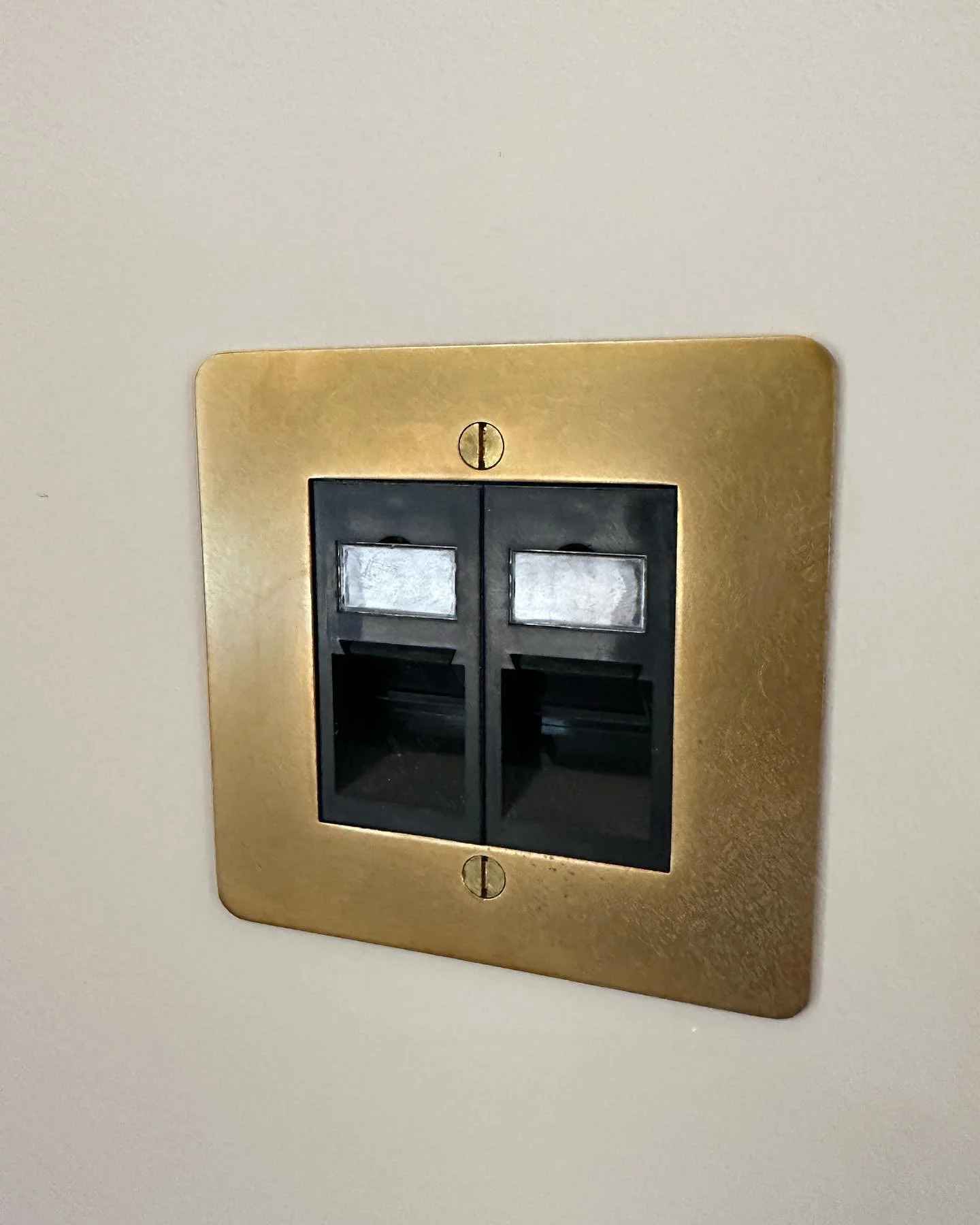 Lovely @corstonarchitecturaldetail brass plate finishing off a couple of data sockets in a bedroom. We love these natural brass finishes. #av #interiordesign #smarthome