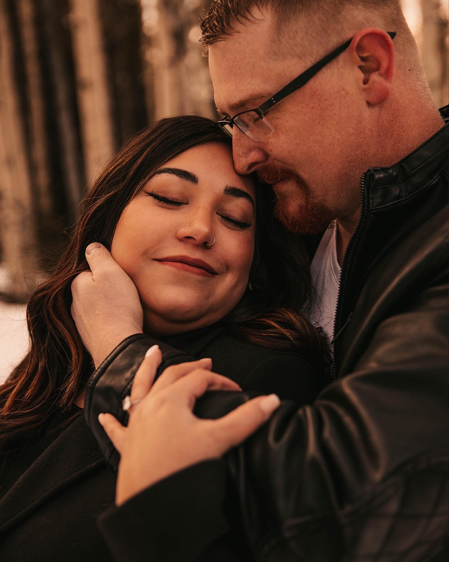 Cold winter months but make it moody 
&bull;
&bull;
&bull;
#coloradoengagementphotographer #coloradoengagement #coloradoengaged #coloradoengagementphotos #alpinelake #alpinelakeengagement #engagementphotos #engaged #engagementphotos #aspengrove #wint