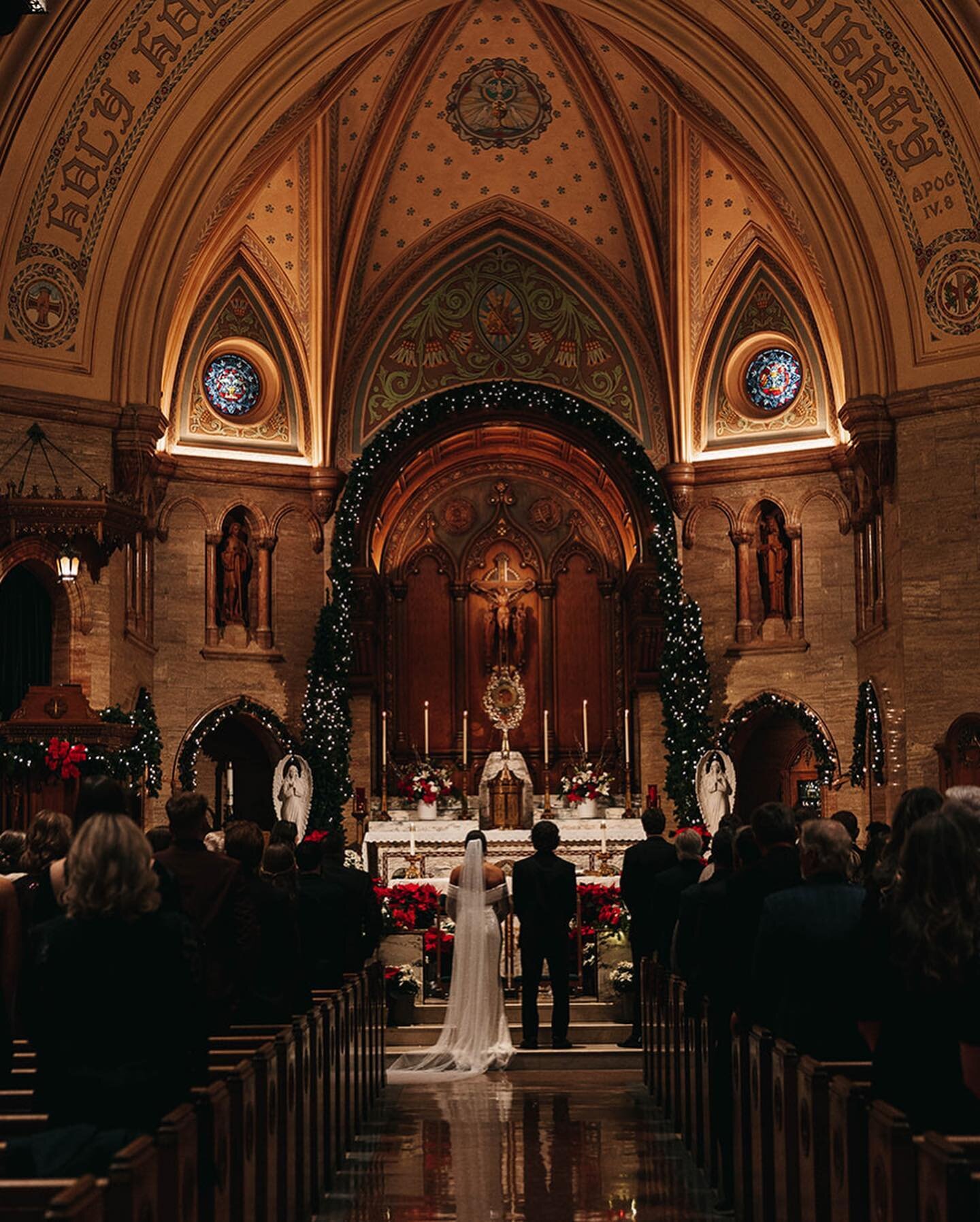 Best way to celebrate New Year&rsquo;s Eve? Marry your best friend and party til midnight with all your friends and family 🎉
&bull;
&bull;
&bull;
#nye #nyewedding #newyearseve #newyearseveparty #newyearsevewedding #coloradowedding #coloradoweddingph