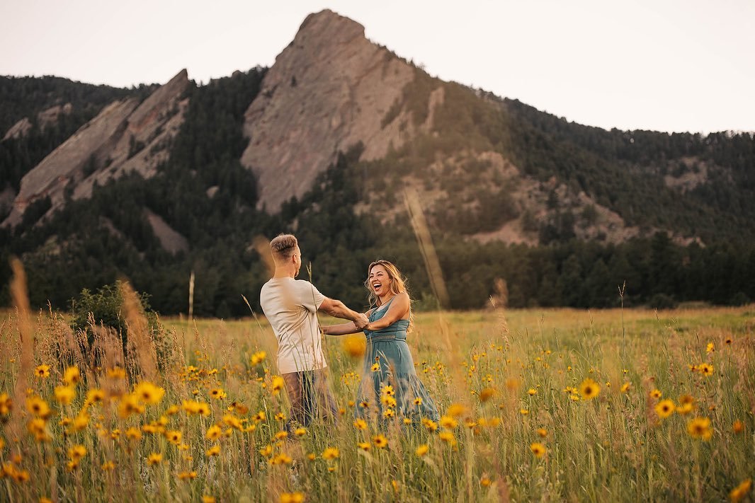Spring is herrreeeeee and these two are getting married next month🌻
&bull;
&bull;
&bull;
#coloradoengagement #coloradoengagementphotographer #coloradoengaged #coloradoengagementphotos #engaged #engagementphotos #boulderengagementphotographer #boulde