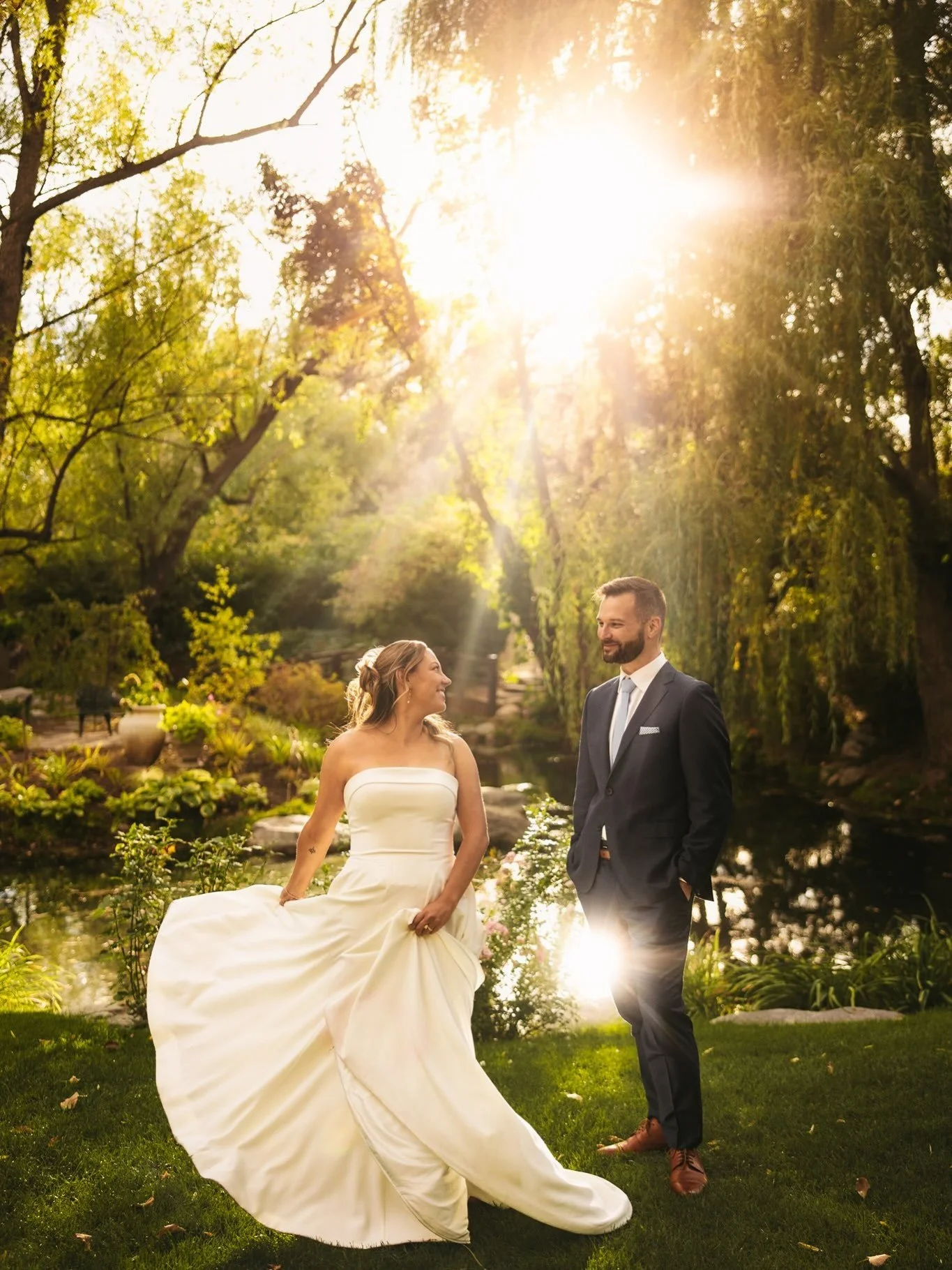 Hiiiiiii this is me finally able to make a proper post for the first time in a hot minute after an unbelievably busy season. 🍾💁🏼&zwj;♀️
&bull;
&bull;
&bull;
#coloradoweddingphotographer #coloradoelopementphotographer #denverweddingphotographer
