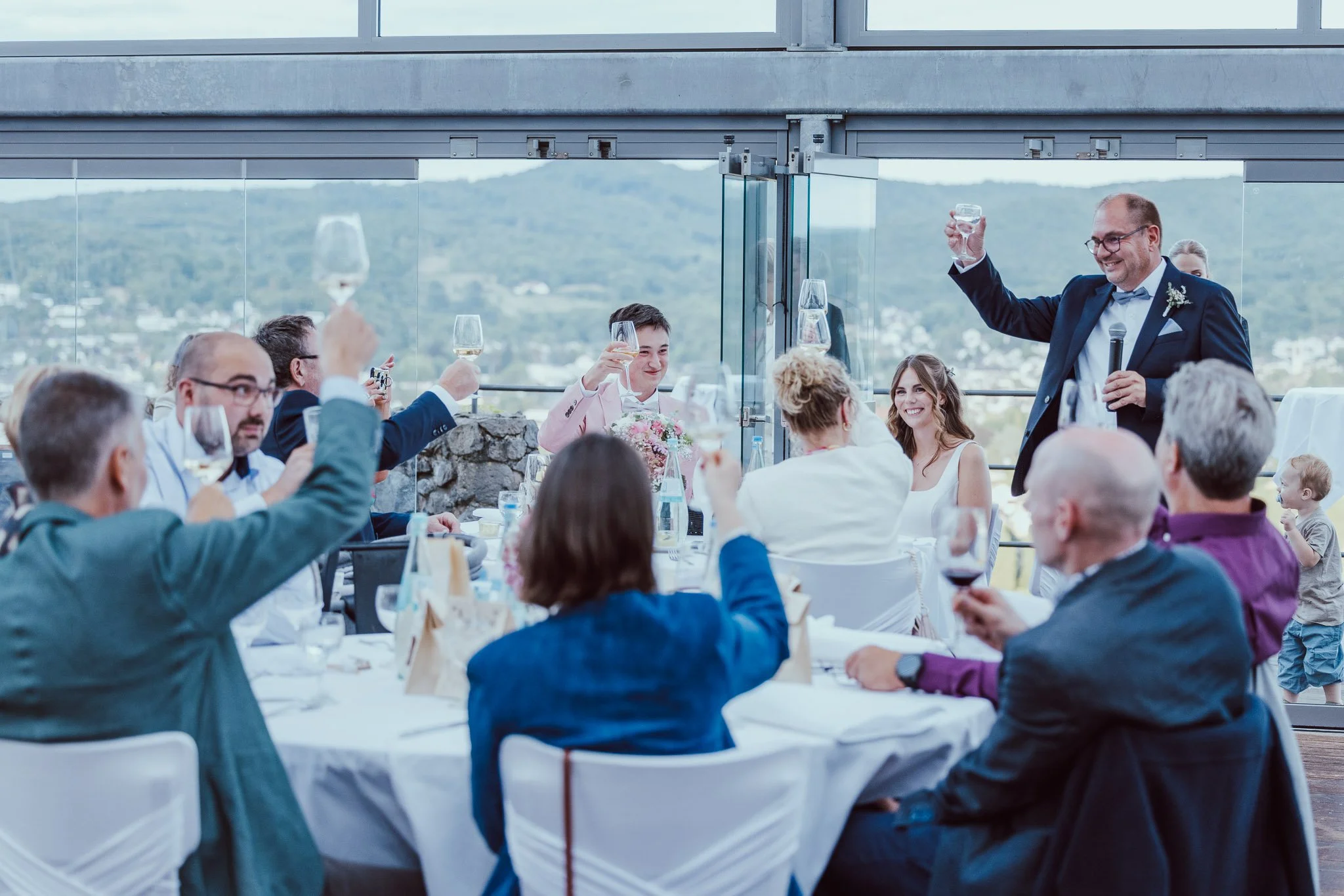Hochzeitsfotograf Bonn und Umgebung | Marius Barthelmess Fotografie | Anstoßen / Rolandsbogen
