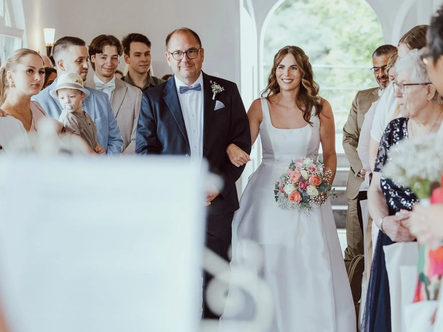 Hochzeitsfotograf Bonn und Umgebung | Marius Barthelmess Fotografie | Braut & Vater auf dem Weg zum Altar / Rolandsbogen