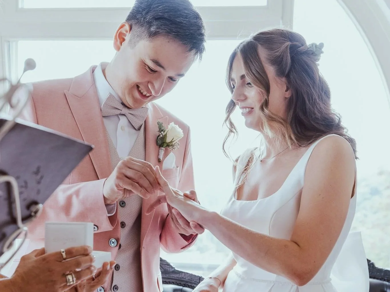 Hochzeitsfotograf Bonn und Umgebung | Marius Barthelmess Fotografie | Ringtausch während der Zeremonie / Rolandsbogen