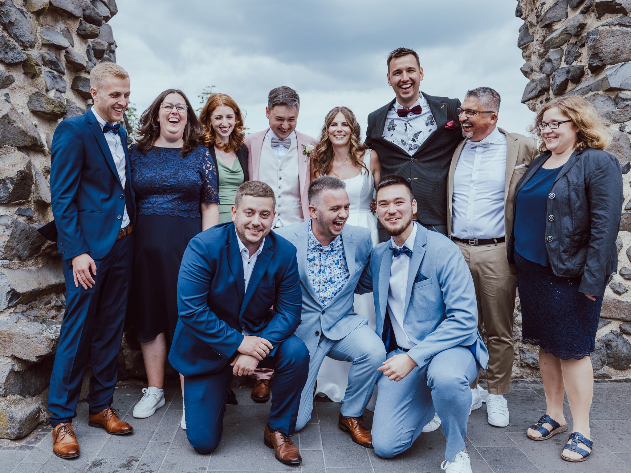 Hochzeitsfotograf Bonn und Umgebung | Marius Barthelmess Fotografie | Gruppenfoto mit Familie und Freunden