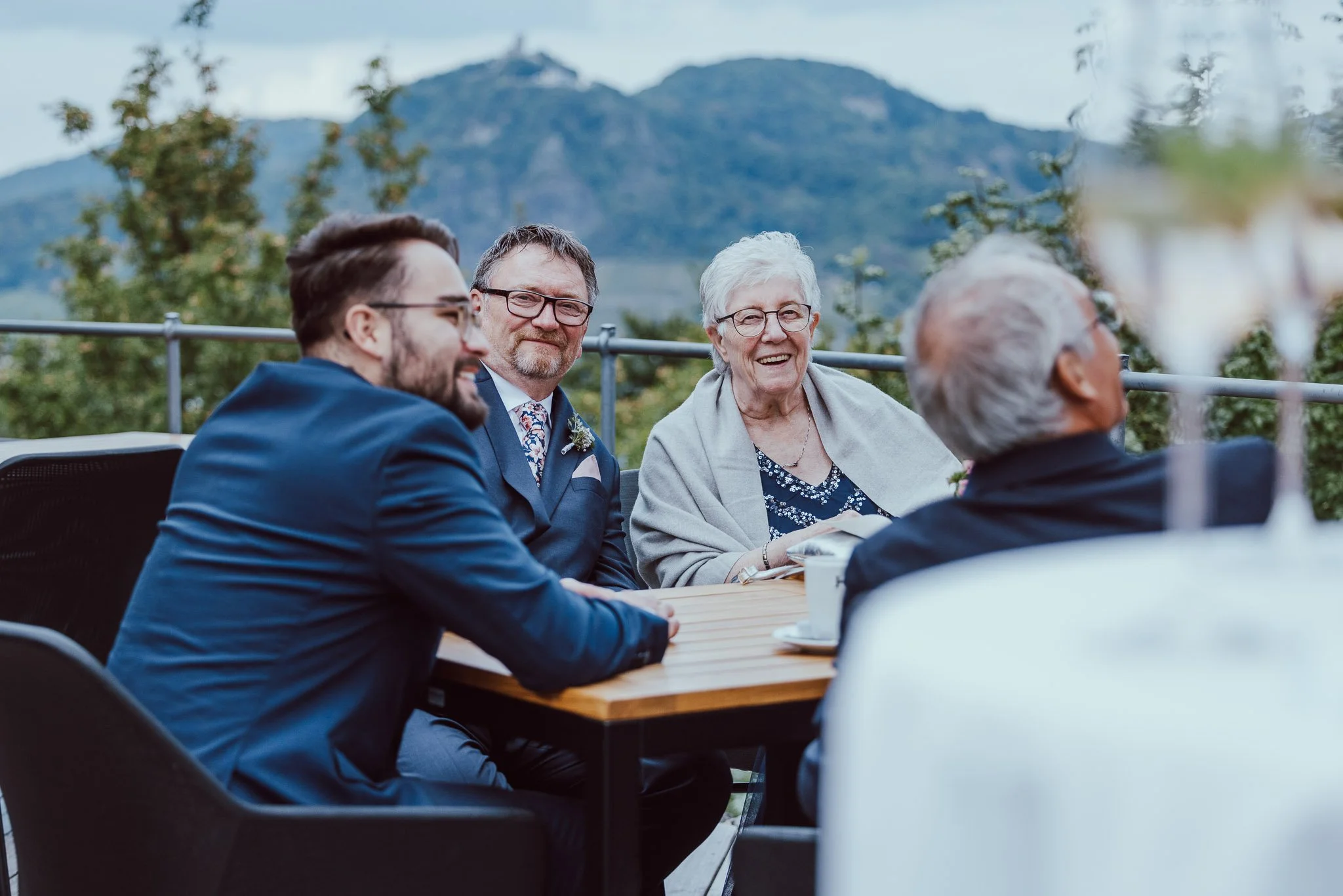 Hochzeitsfotograf Bonn und Umgebung | Marius Barthelmess Fotografie | Gruppenfoto mit Familie und Freunden