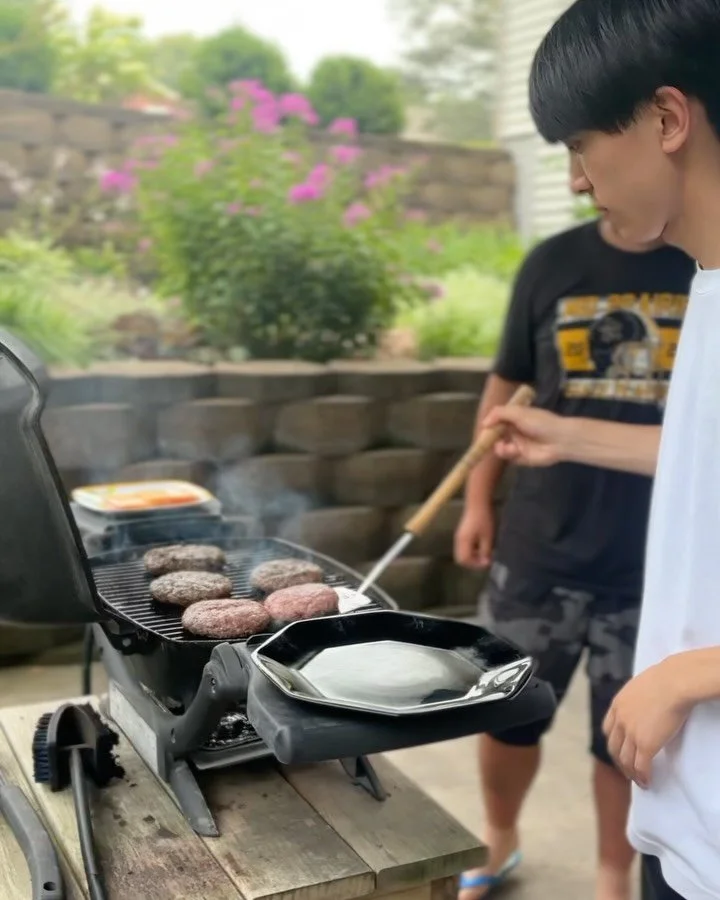 🍔ハンバーガーってジャンクフードじゃないの⁉️

アメリカの家庭ではよくBBQグリルで
ハンバーガーを手作りします♪

すでにひき肉のパテを丸めて
焼くだけになった状態でスーパーに
並んでいたりします。

グリルで焼いて
生の野菜を切って
それぞれが好きな物を
好きなようにパンに挟んで
食べる😋

肉、パン、生野菜、チーズ
どれも新鮮な物

今回は、肉屋さんで挽いた肉から
自分たちでパテを作りました♪

子どもの頃から英才教育
今ではコツもしっかり💪

Youtubeでぜひご覧いください！