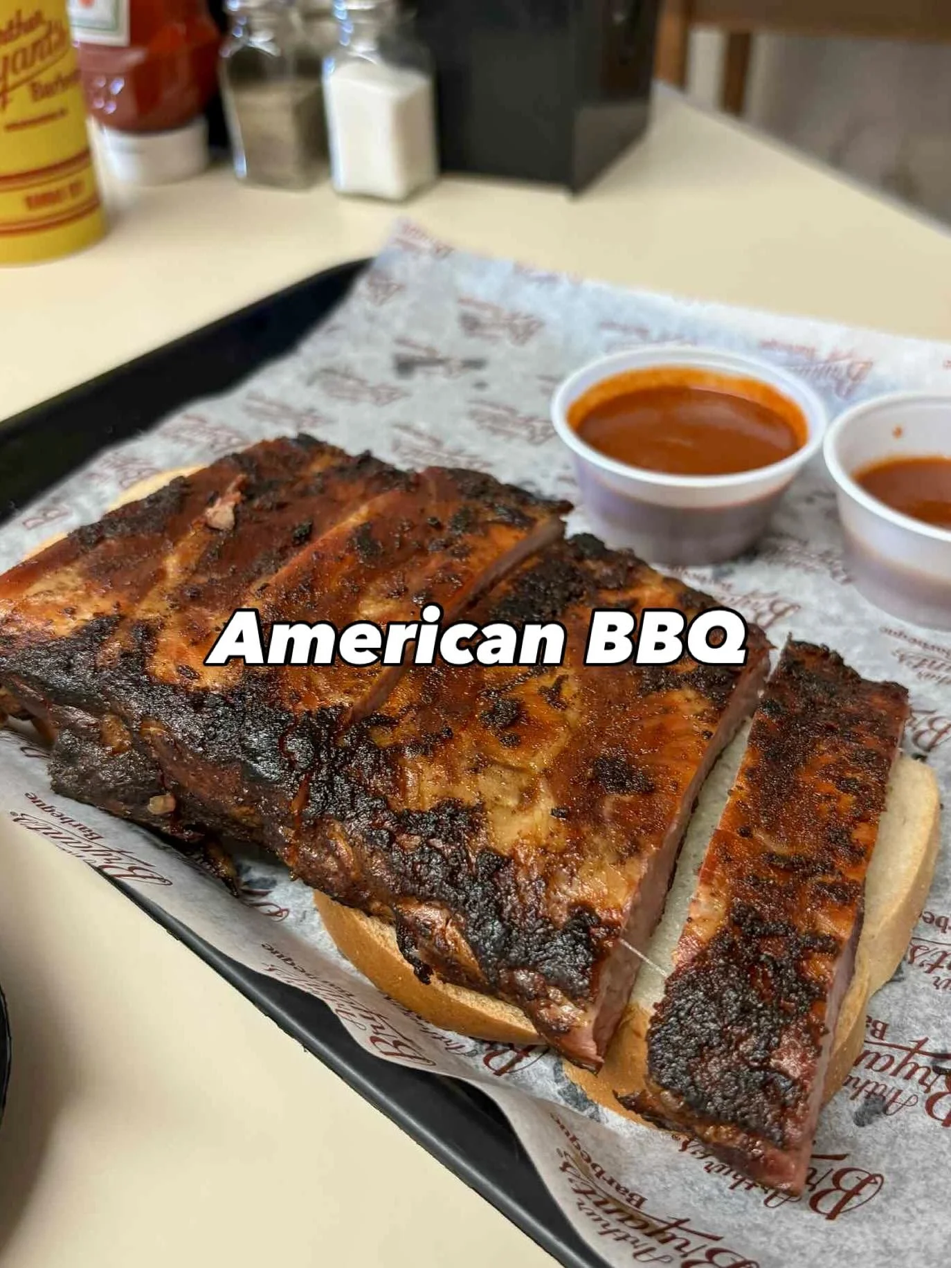 America人においしいBBQは？と尋ねる時
彼らの頭の中に浮かんでいるのは

この様な肉

Ribs, Pulled Pork, Brisket, Burnt Ends, Turkeyなど

日本や韓国の焼肉とは全く違うスタイルで

薪や炭を使ってじっくり低温で焼き上げた
スモーキーな肉塊をBBQと呼びます

ステーキ🥩文化が中心だった
オーストラリア🇦🇺でも最近は
アメリカンBBQが大人気🍖

アメリカ🇺🇸の中でもBBQが
盛んな地域は南部

今回はMissouri州のKans