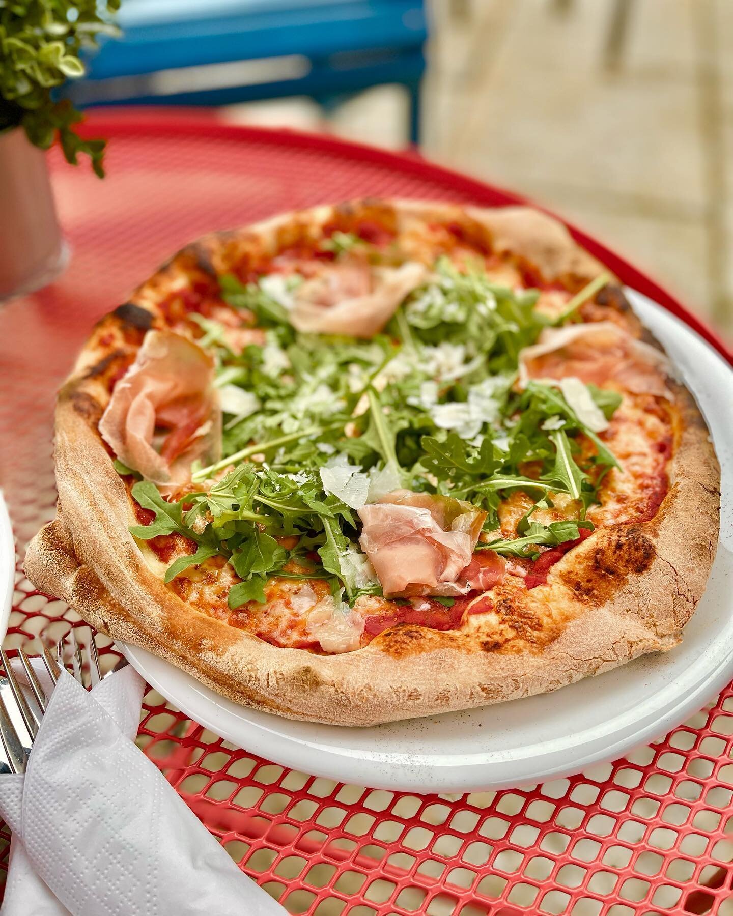 🍕🤤Pizza is always a good idea! 
We&rsquo;re open everyday from 12 a clock, if the weather allows it. 
And don&rsquo;t forget that you can order our pizza from @foodora.no 👈

#pappabuene #akershusgruppen #oslo #visitoslo #vaskjerioslo #foodora #akt