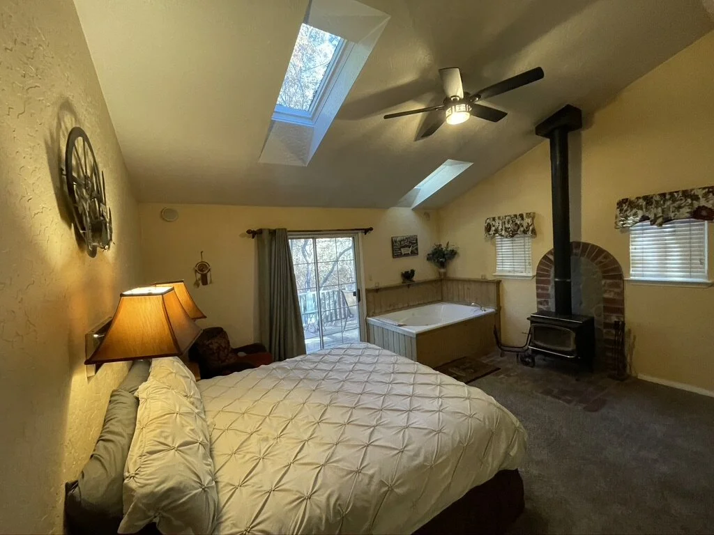 Seneca Trail Kings Bed and Jacuzzi