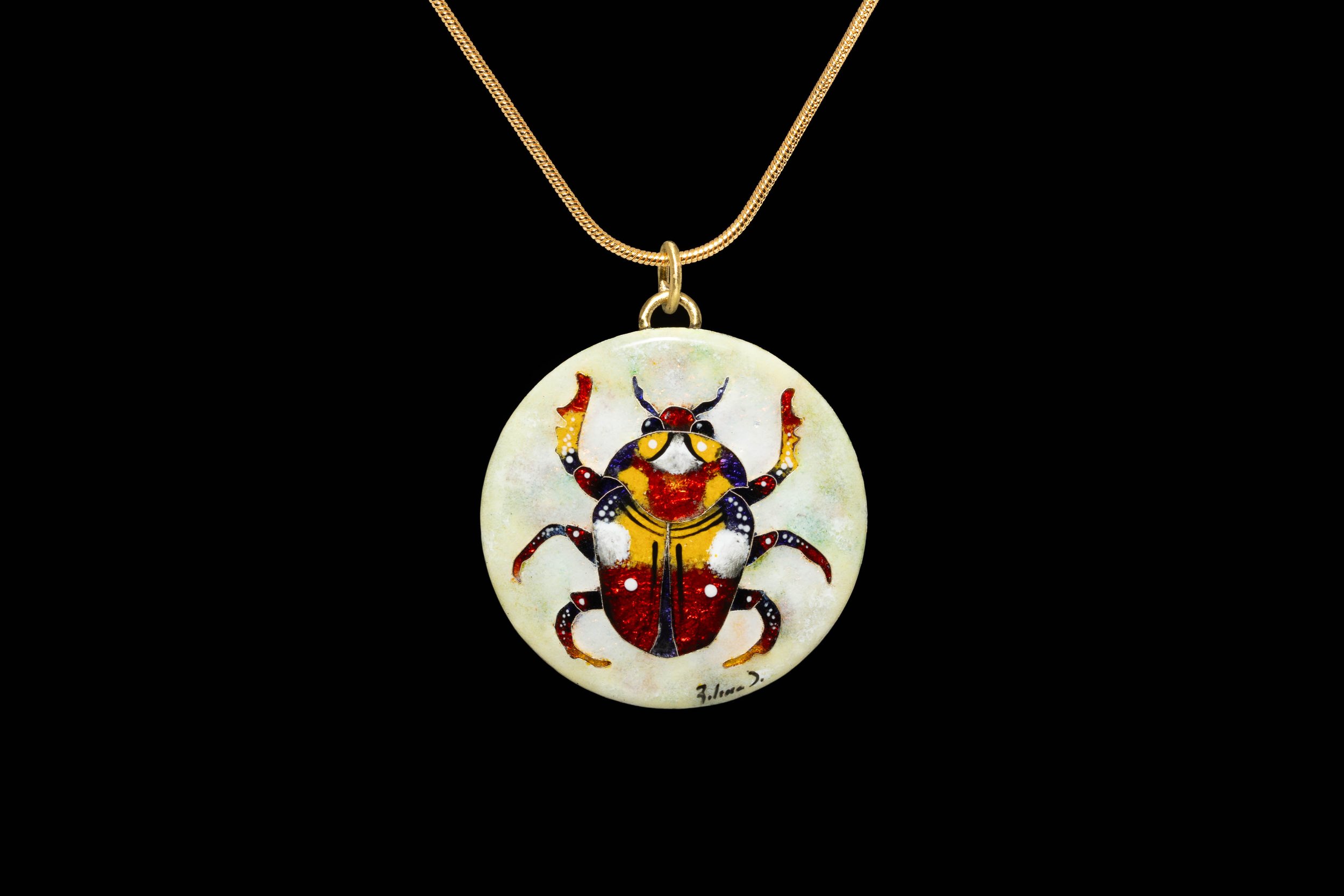 Ciondolo in smalto a fuoco - Lo Scarabeo Rosso - Fronte con collana