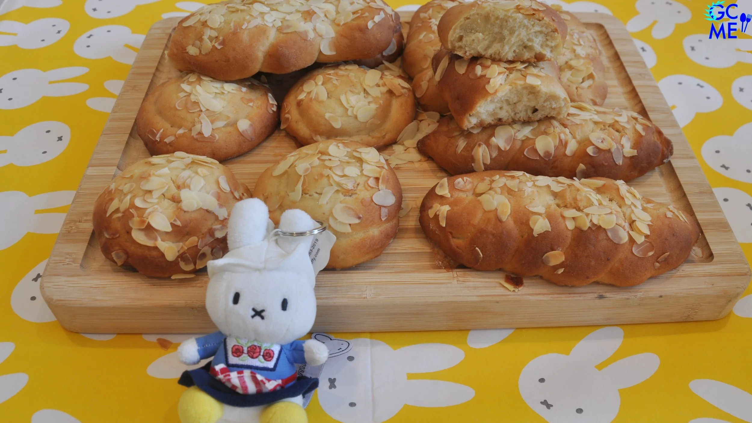 The fluffiest, Lenten and Vegan Greek, Small Sweet Breads aka Tsourekakia