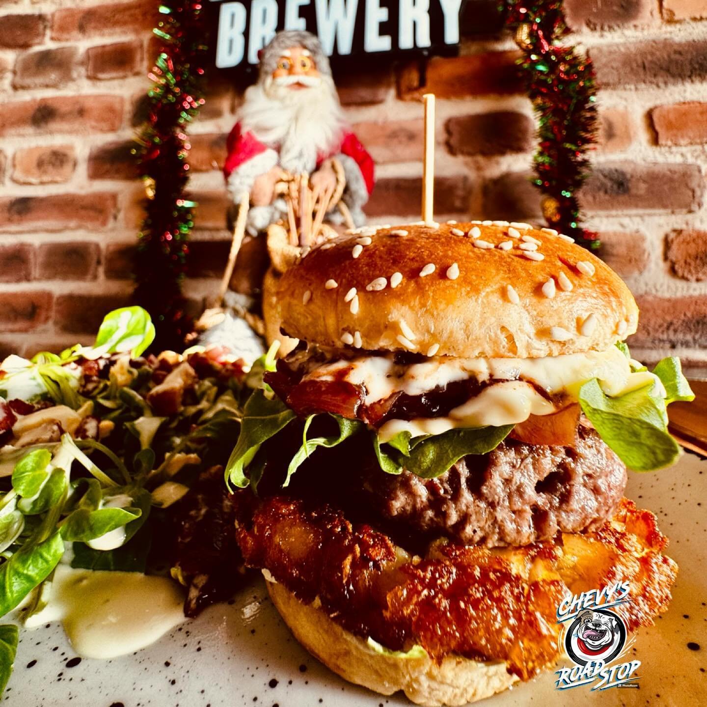Burger of the month im Dezember🎄
.
Aargauer Wagyu Christmas Burger mit Tr&uuml;ffel-Mayo, Jamon Iberico, R&ouml;stitaler, Rucola, rote Zwiebel-Confiture🥰